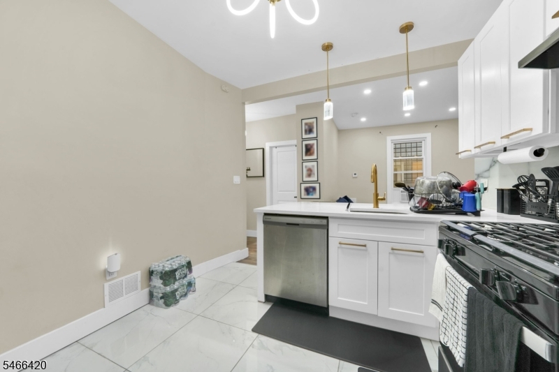 34 Arverne Ter Property Photo 6