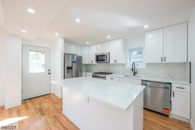 18 Meeker St Property Photo 10