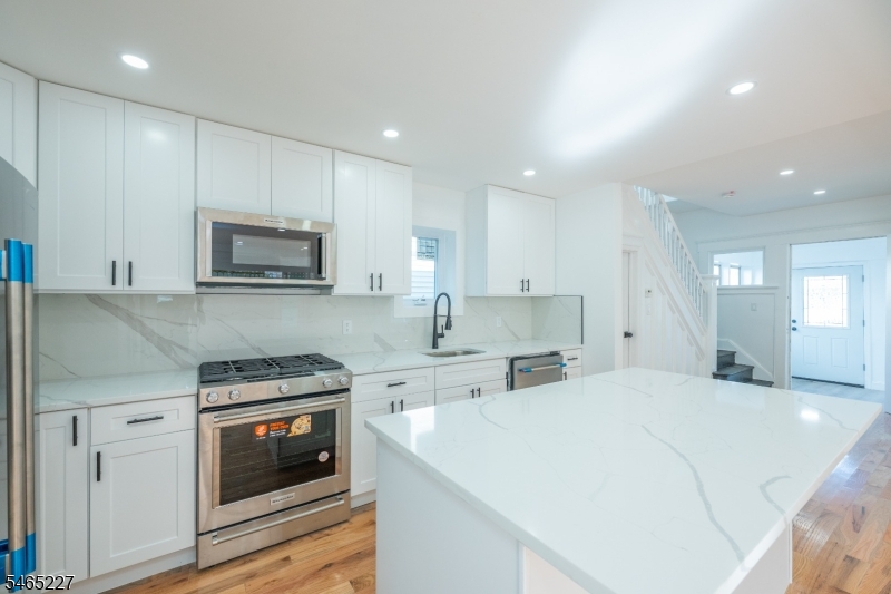 18 Meeker St Property Photo 13