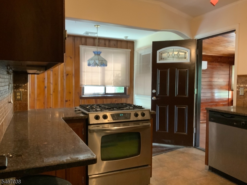 89 Hawthorne Ave Property Photo 6