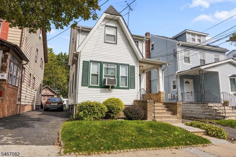 145 Ivy St Property Photo 2