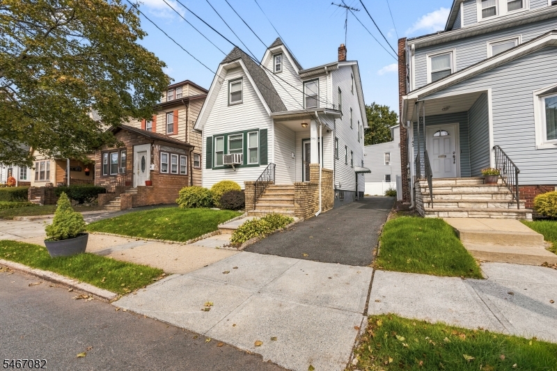 145 Ivy St Property Photo 3