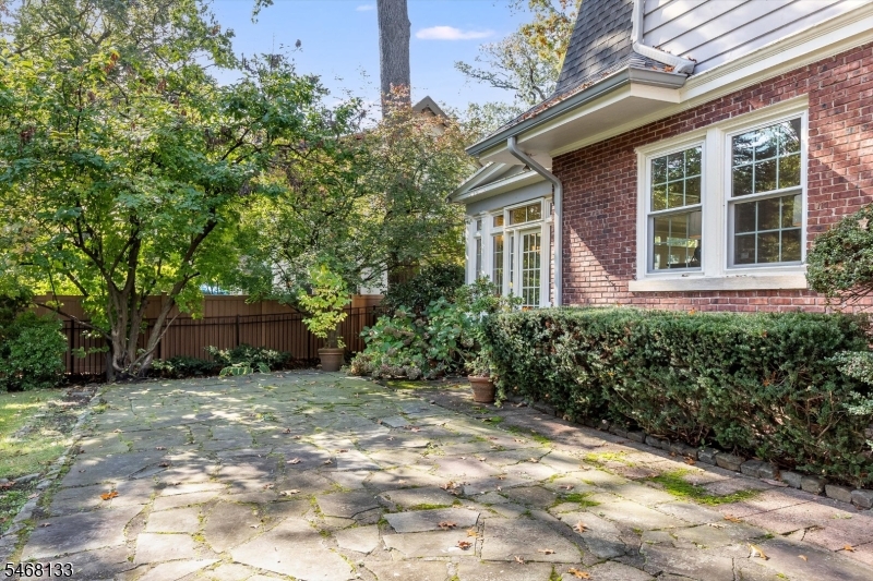 115 Forest Ave Property Photo 42