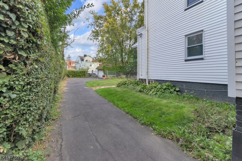 44 Oakland Terr Property Photo 4