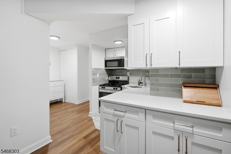 401 Park Pl 1e Property Photo 4