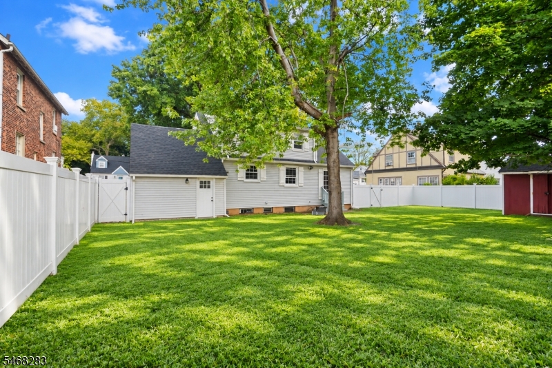 825 Bishop St Property Photo 8