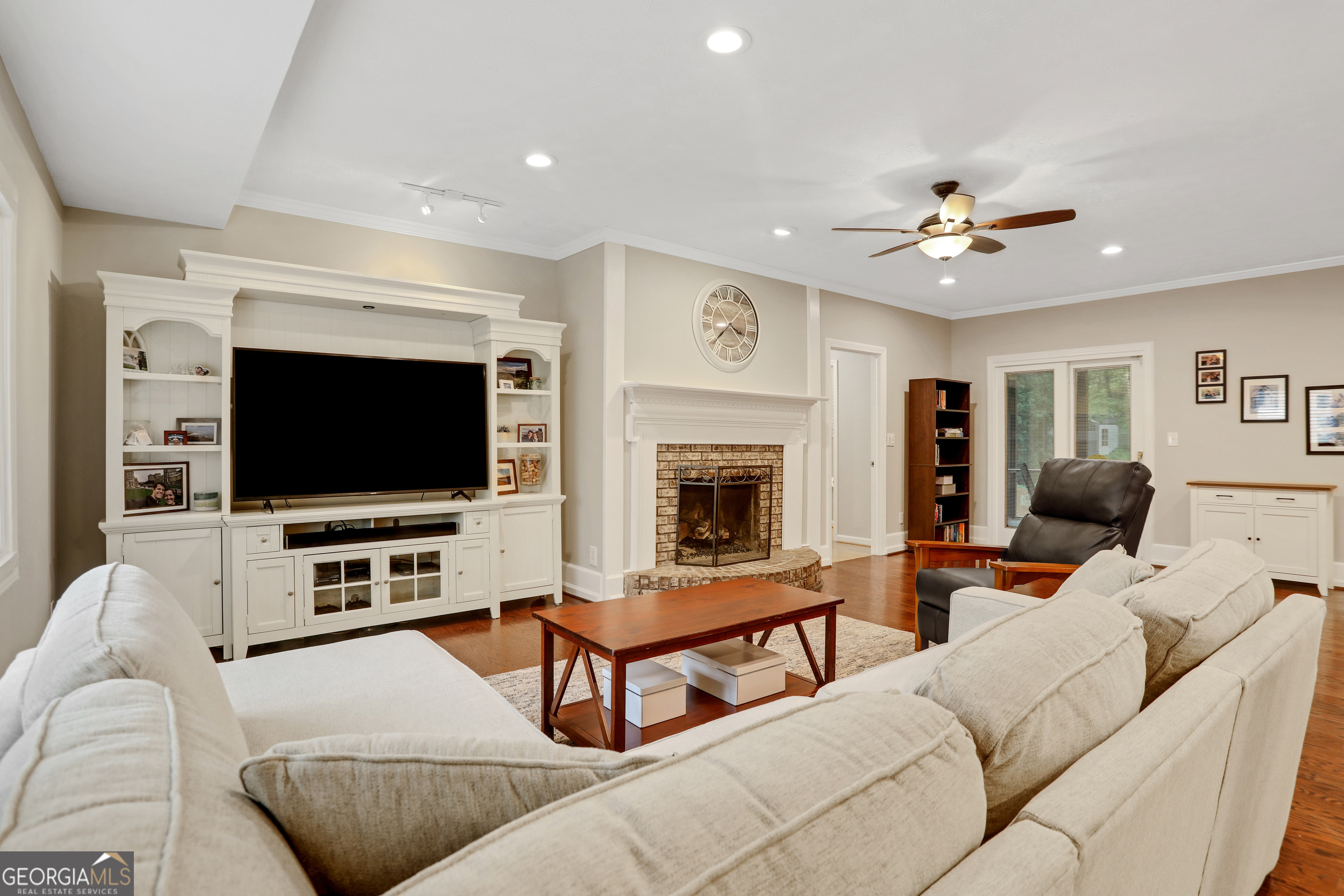 2751 W Fontainebleau Drive Property Photo 2
