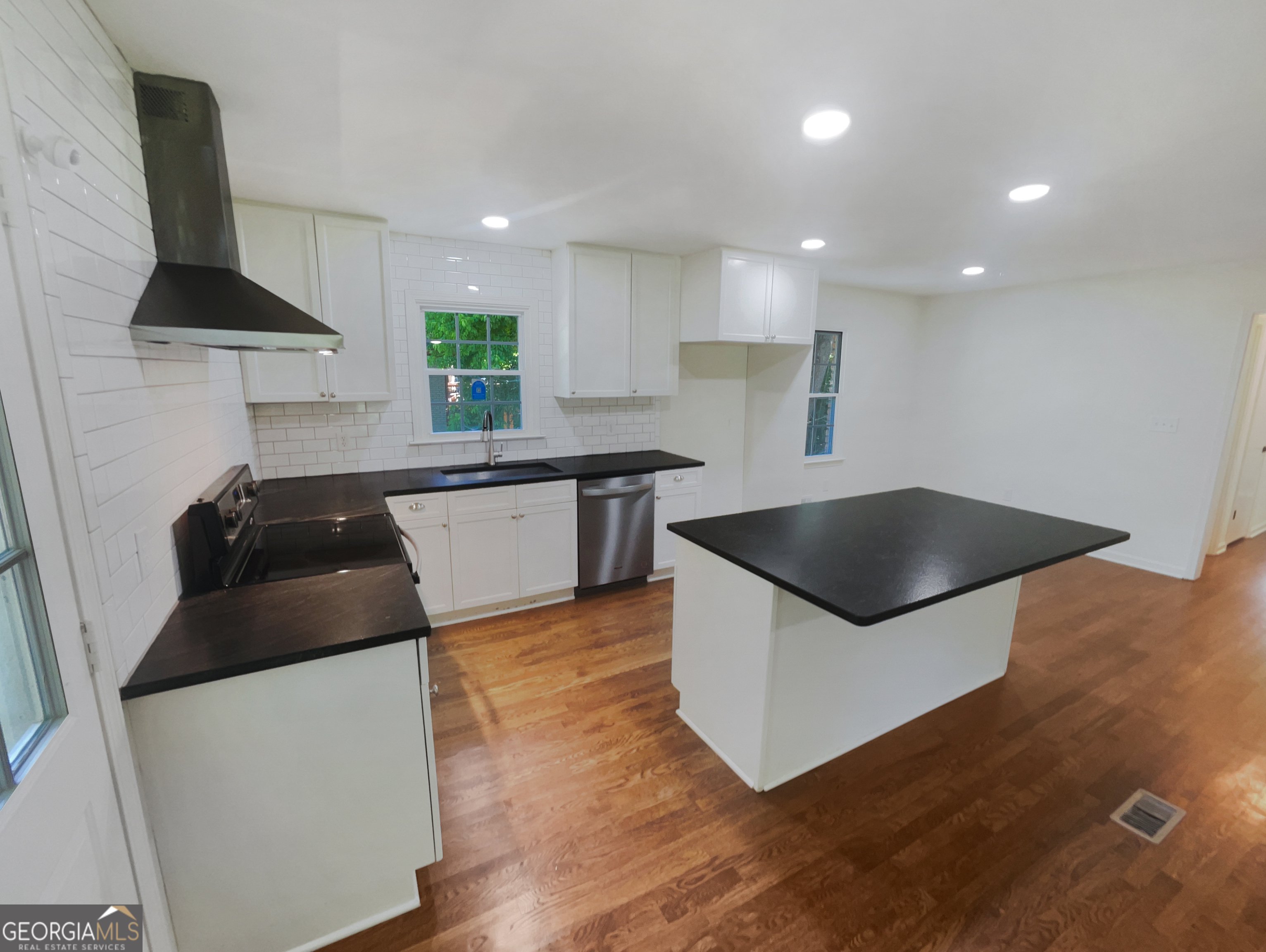 3159 Nursery Road Se Property Photo 6