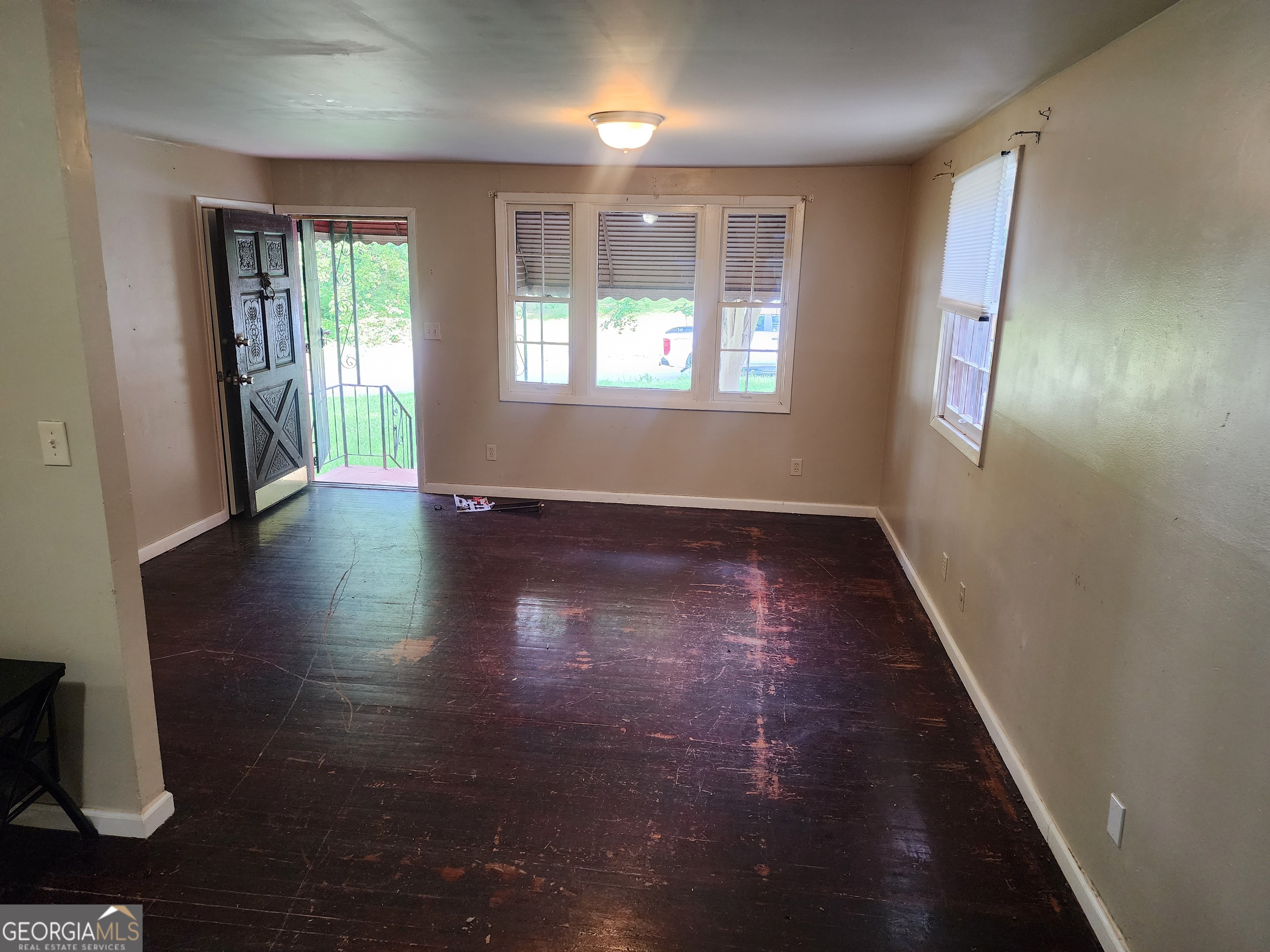 3303 Renault Road Se Property Photo 2