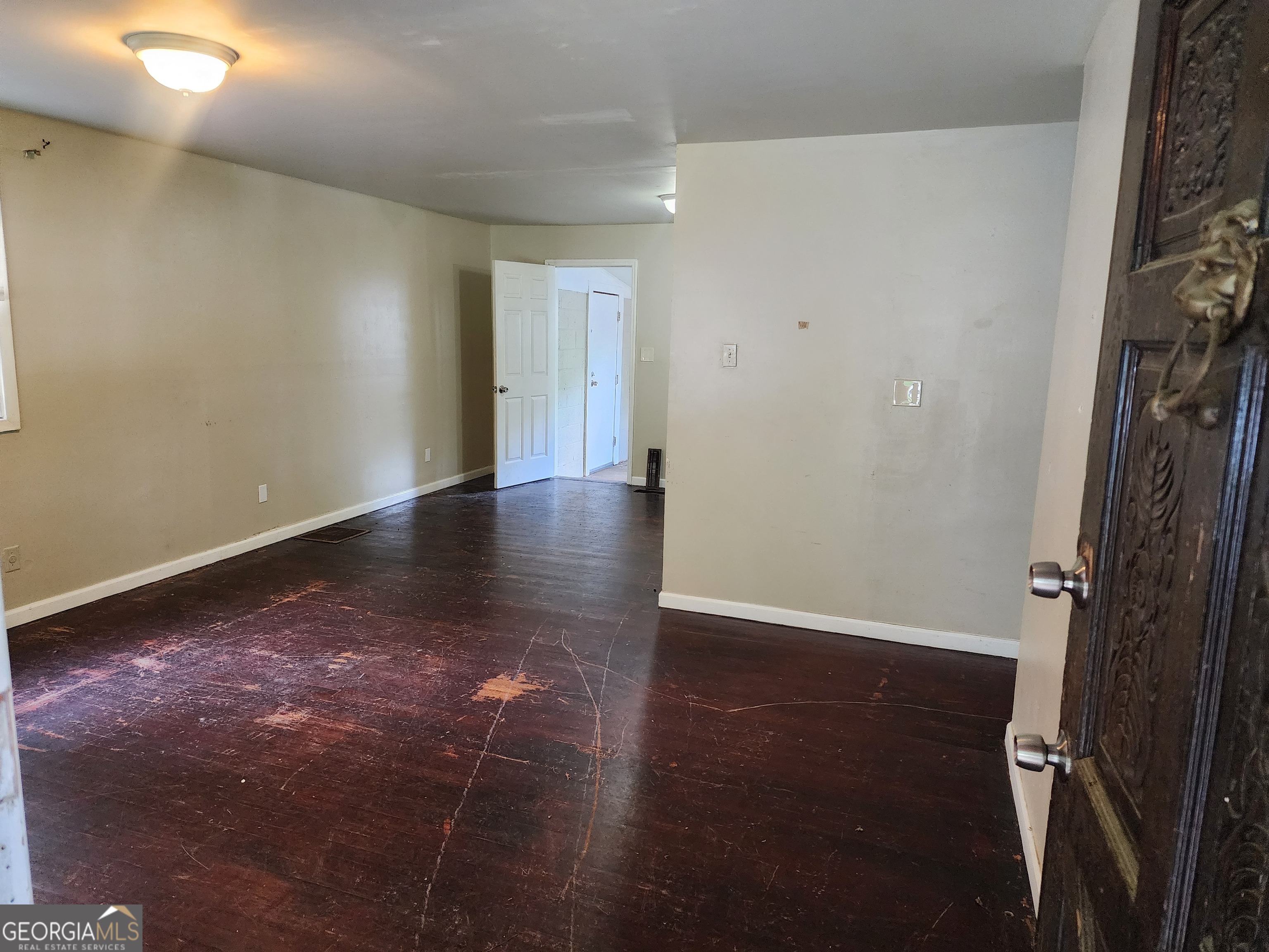 3303 Renault Road Se Property Photo 4
