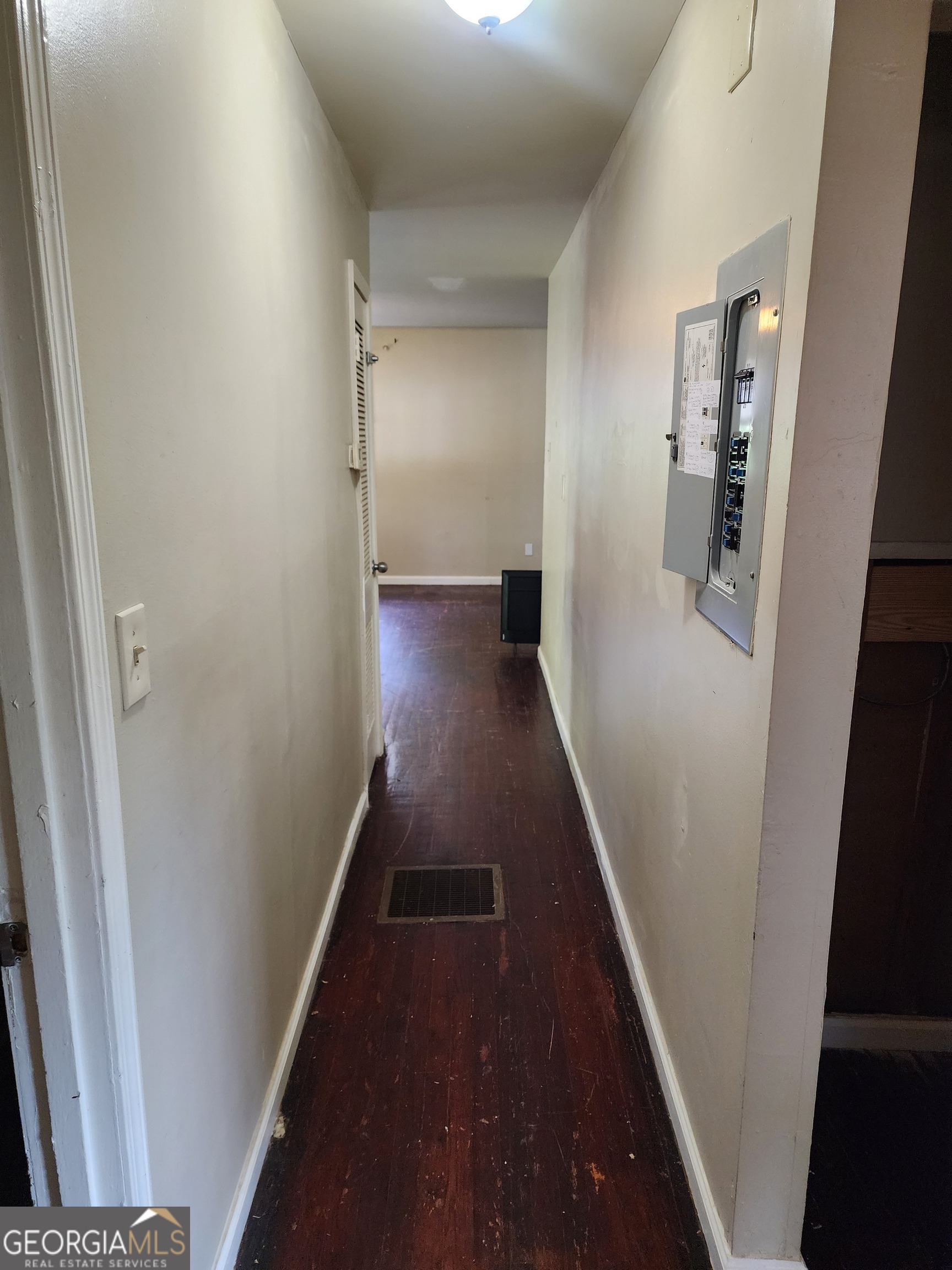 3303 Renault Road Se Property Photo 11