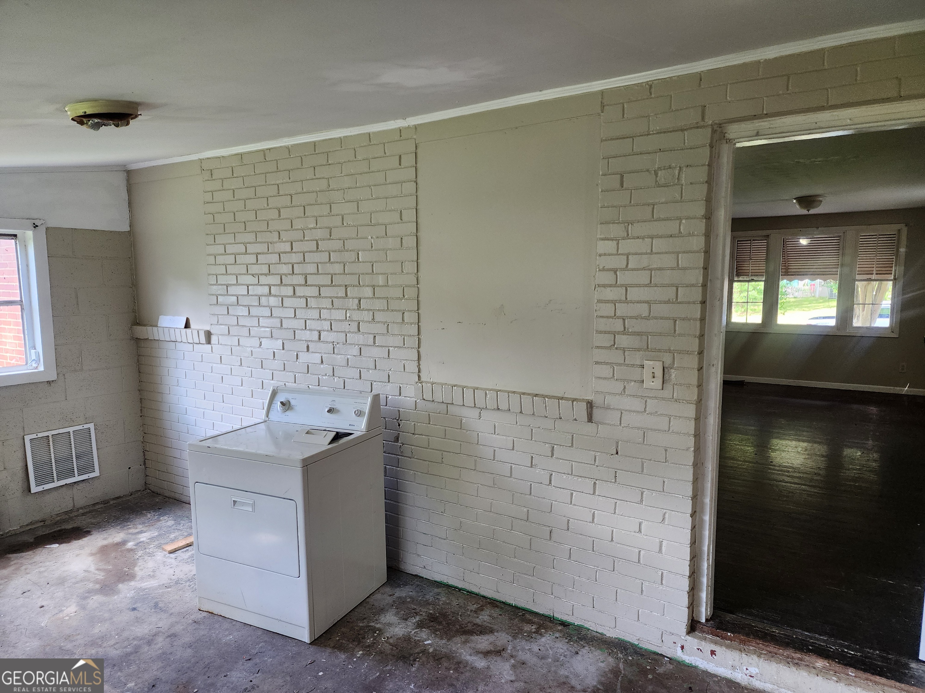 3303 Renault Road Se Property Photo 16