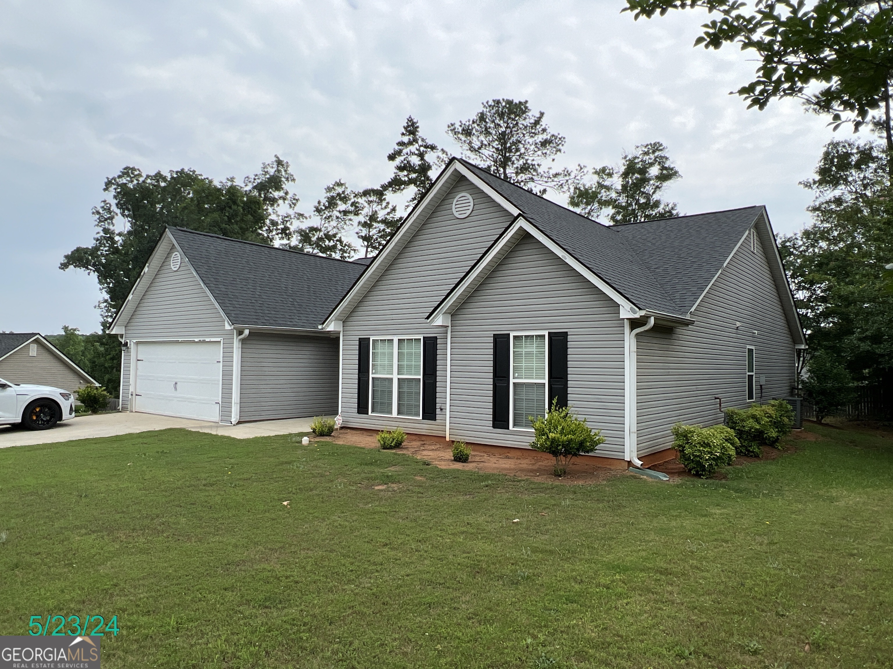 376 Embassy Drive Property Photo 3