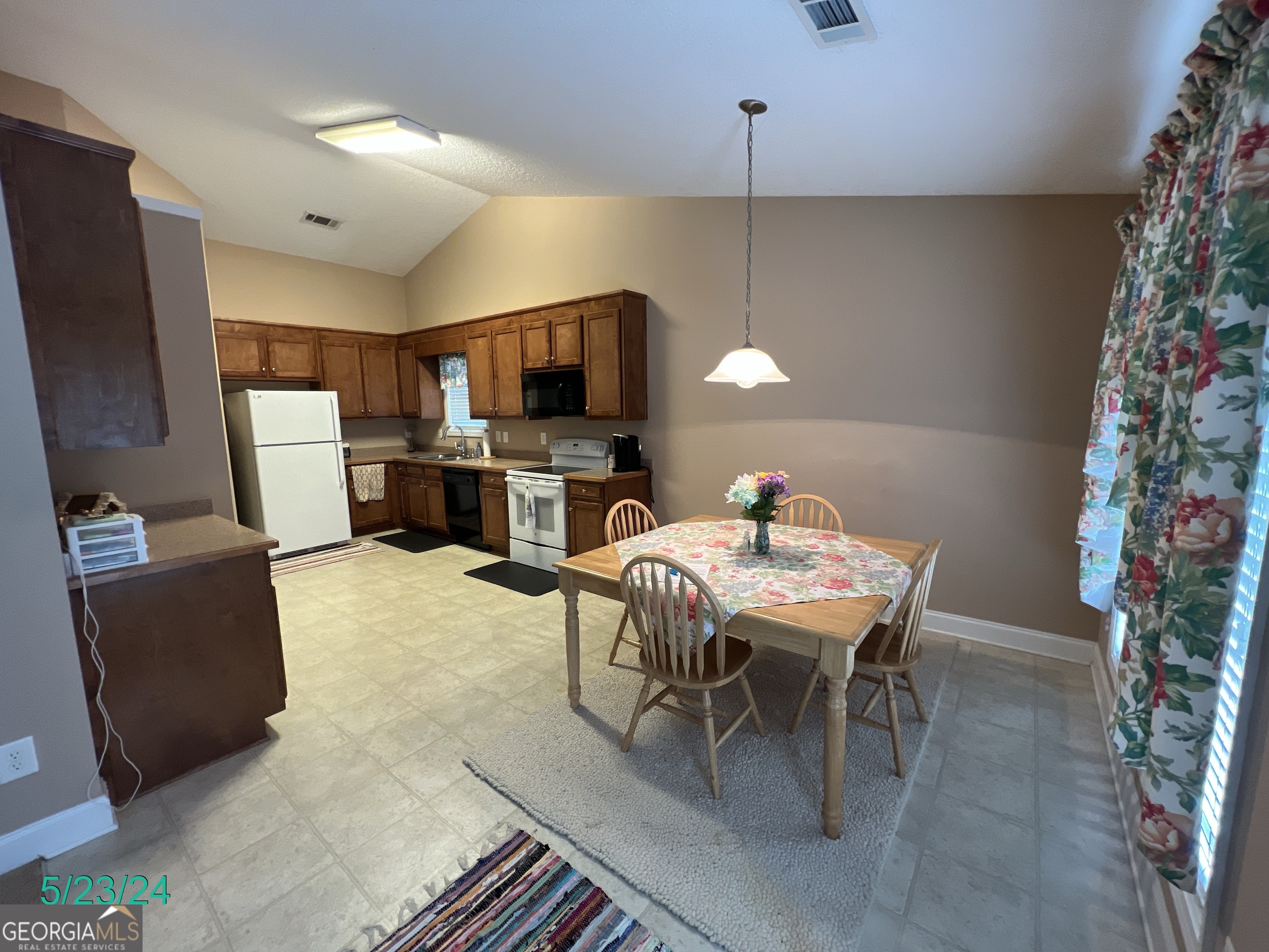 376 Embassy Drive Property Photo 16