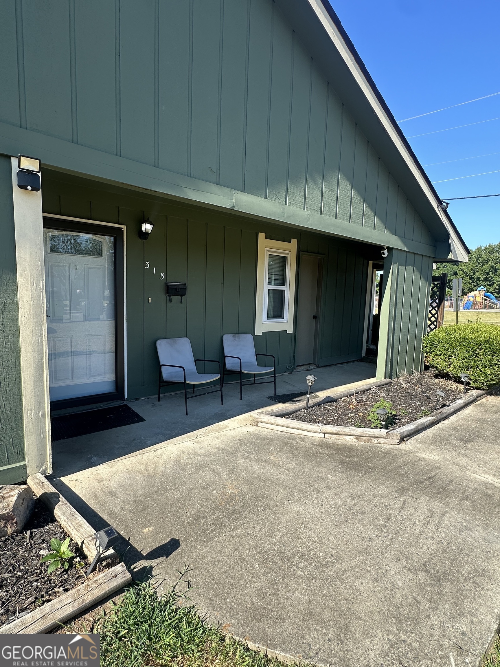 315 Featherstone Drive Property Photo 4