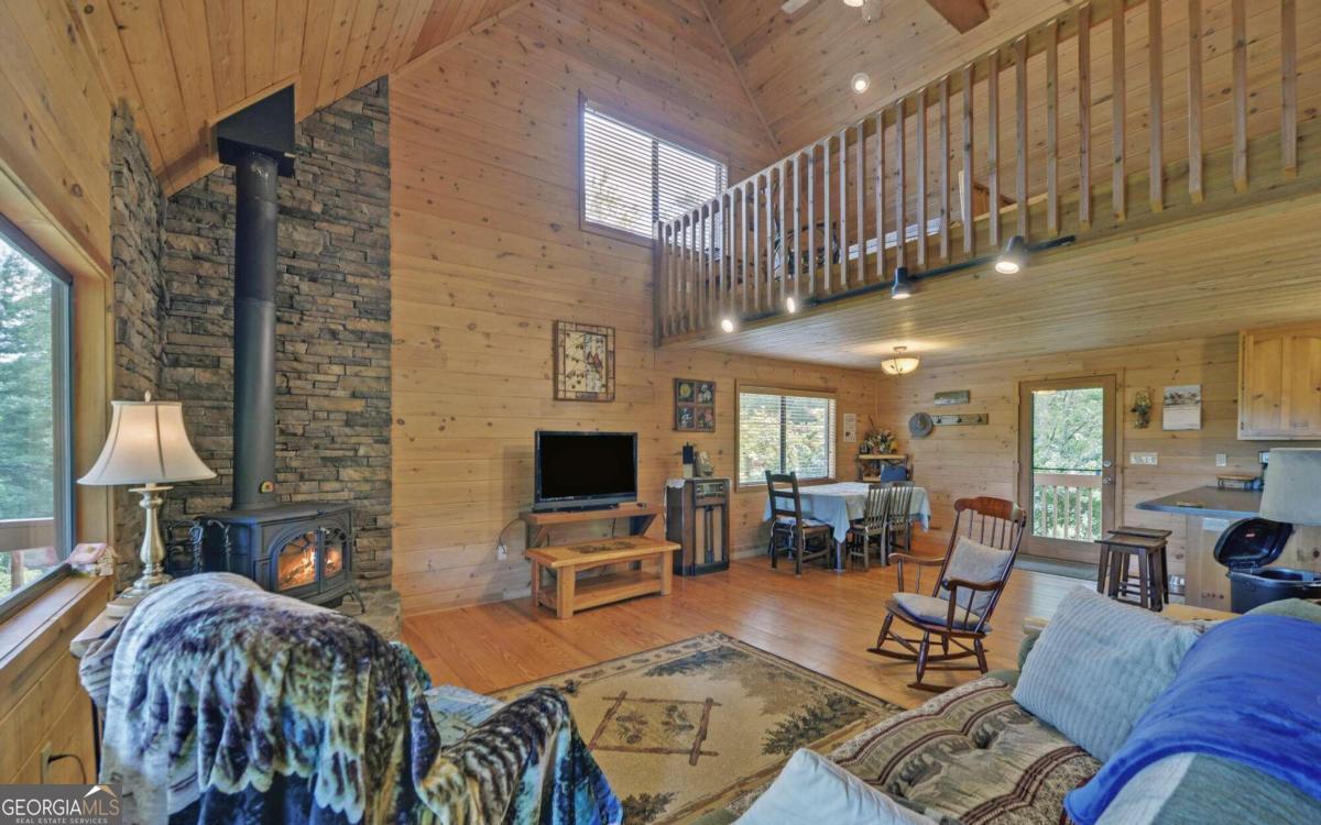 2370 Mountain View Road Property Photo 3