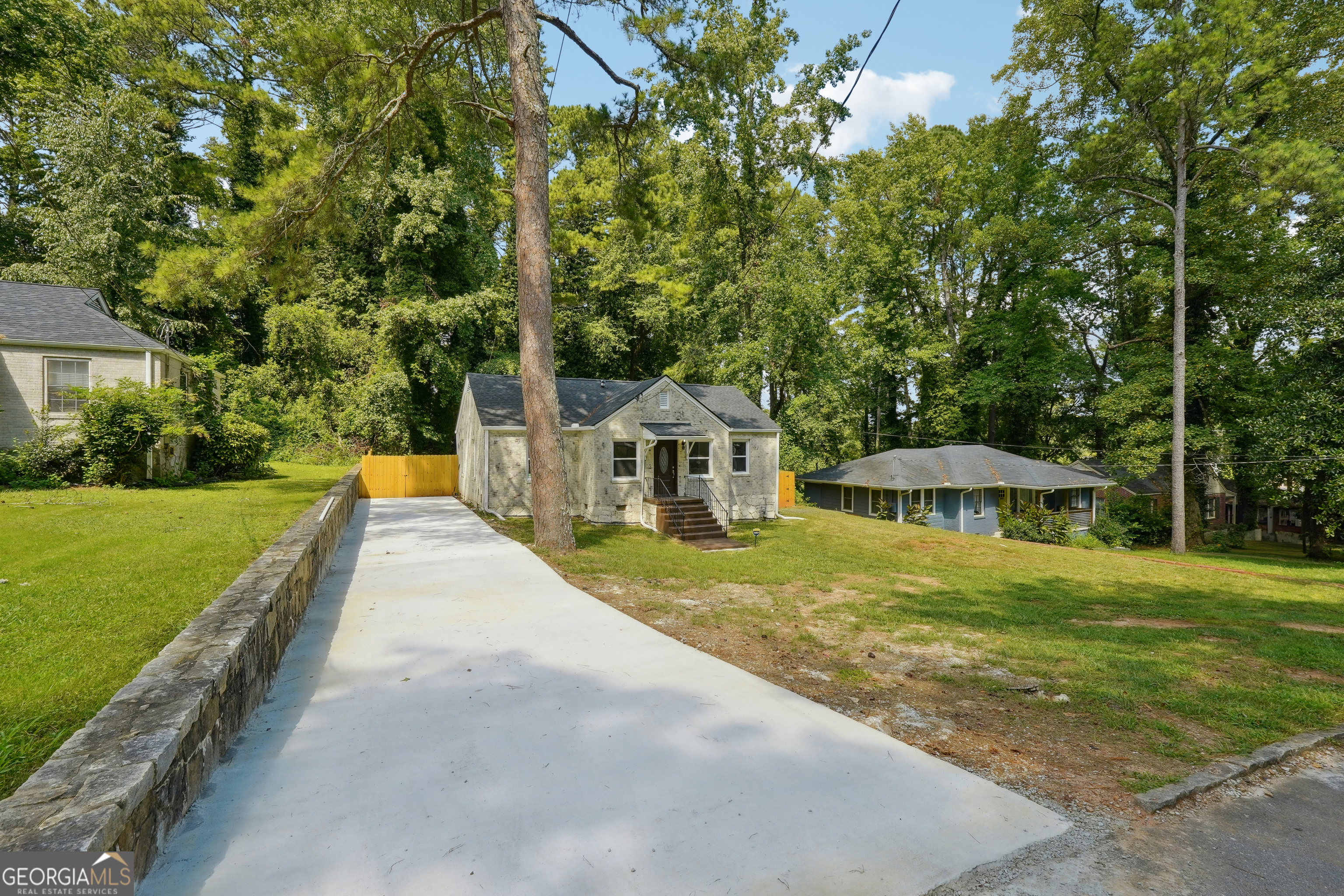1847 Ridgeland Drive Property Photo 2