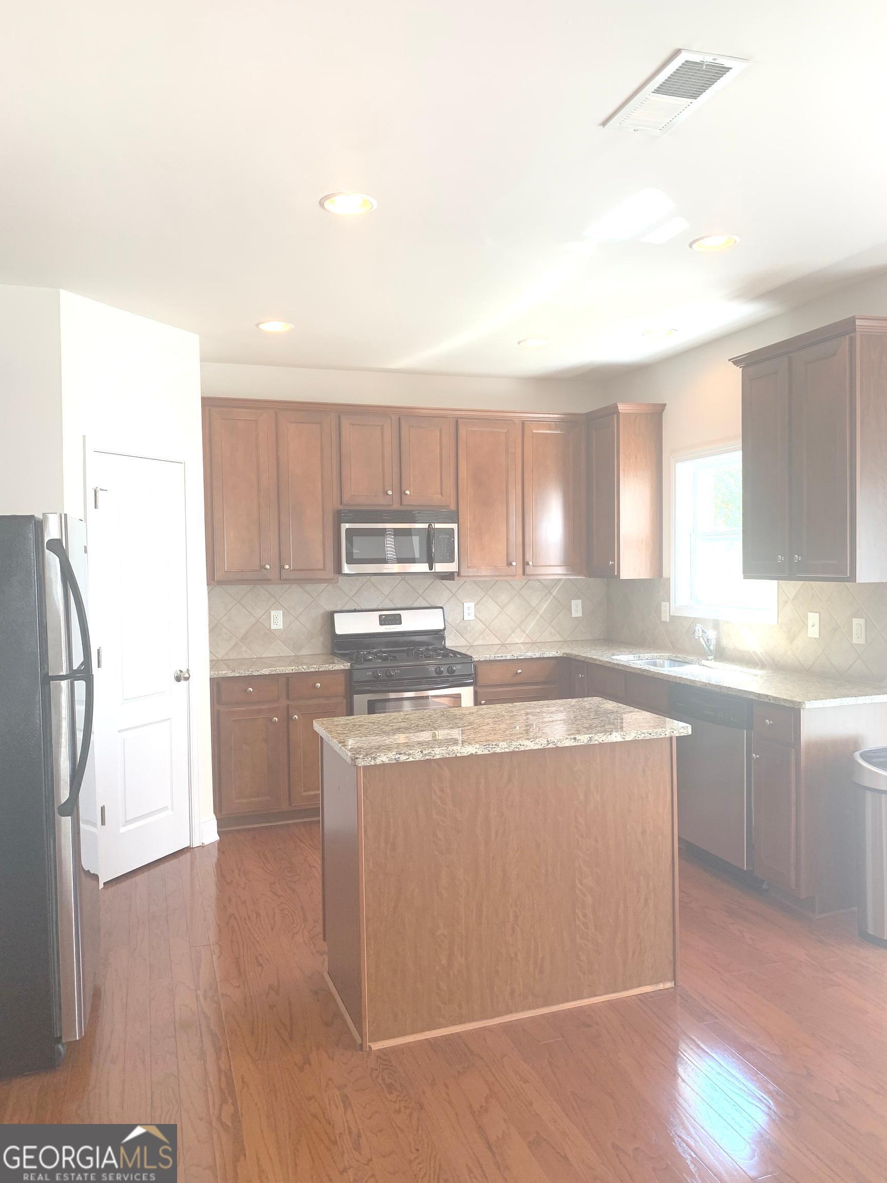 2118 Water Mill Court Property Photo 6
