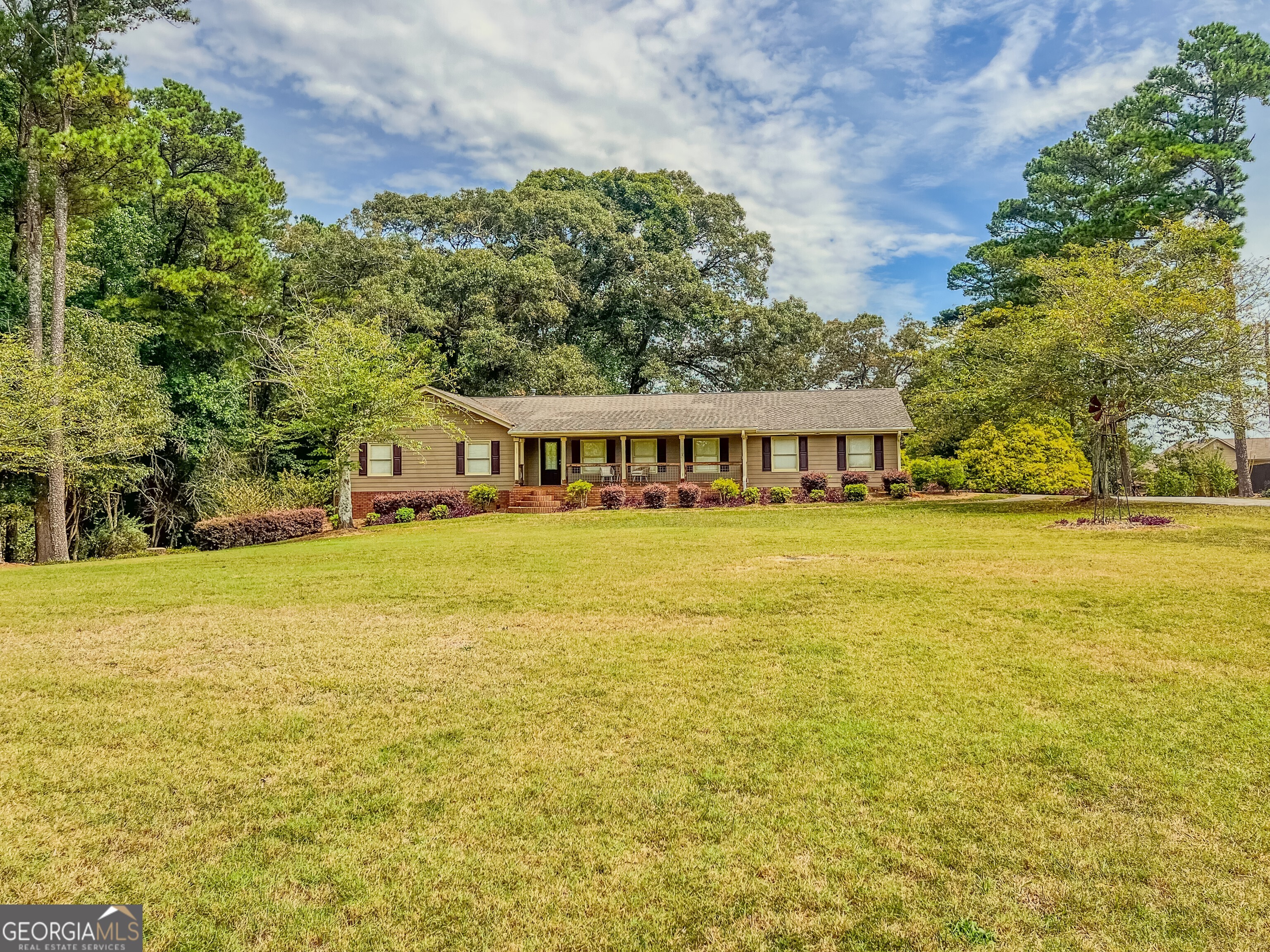1152 Harbins Road Property Photo 2