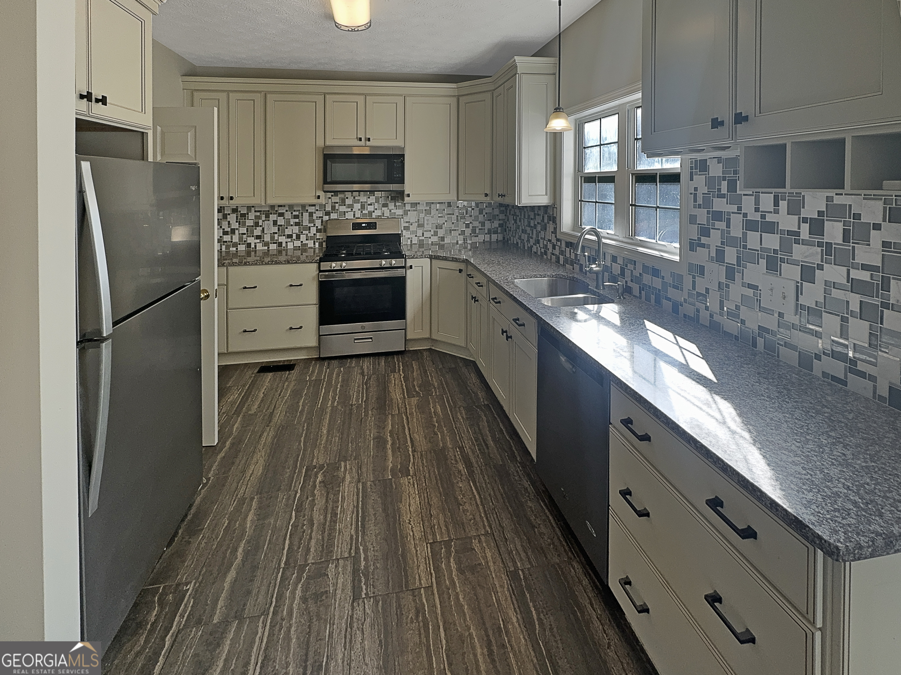 200 Eagle Glen Court Property Photo 7