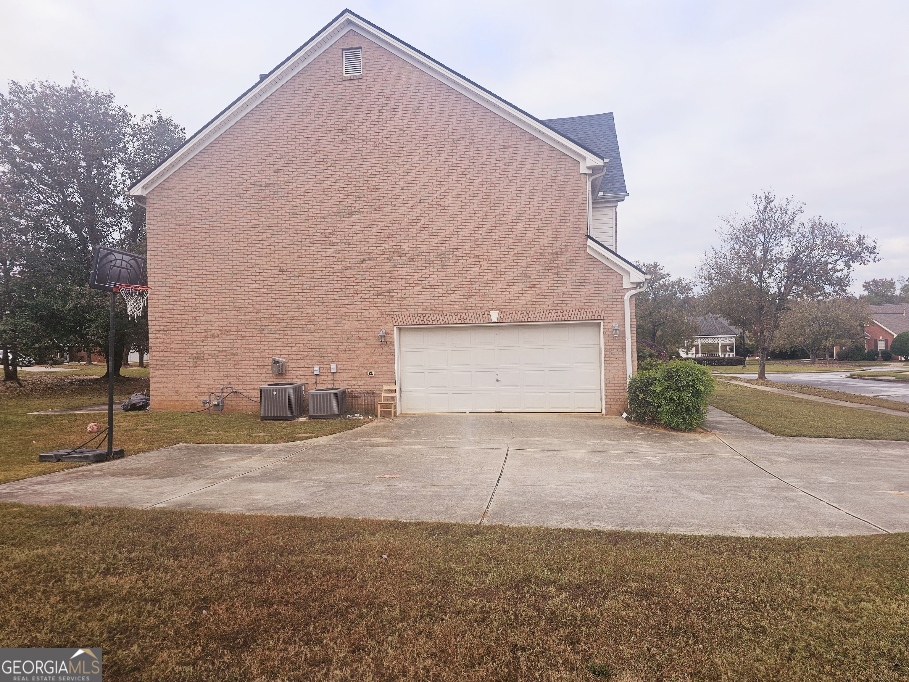 1402 Aramore Drive Se Property Photo 10