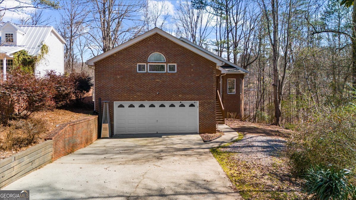 6137 White Oak Drive Property Photo 2
