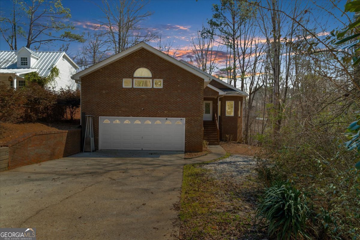 6137 White Oak Drive Property Photo 3