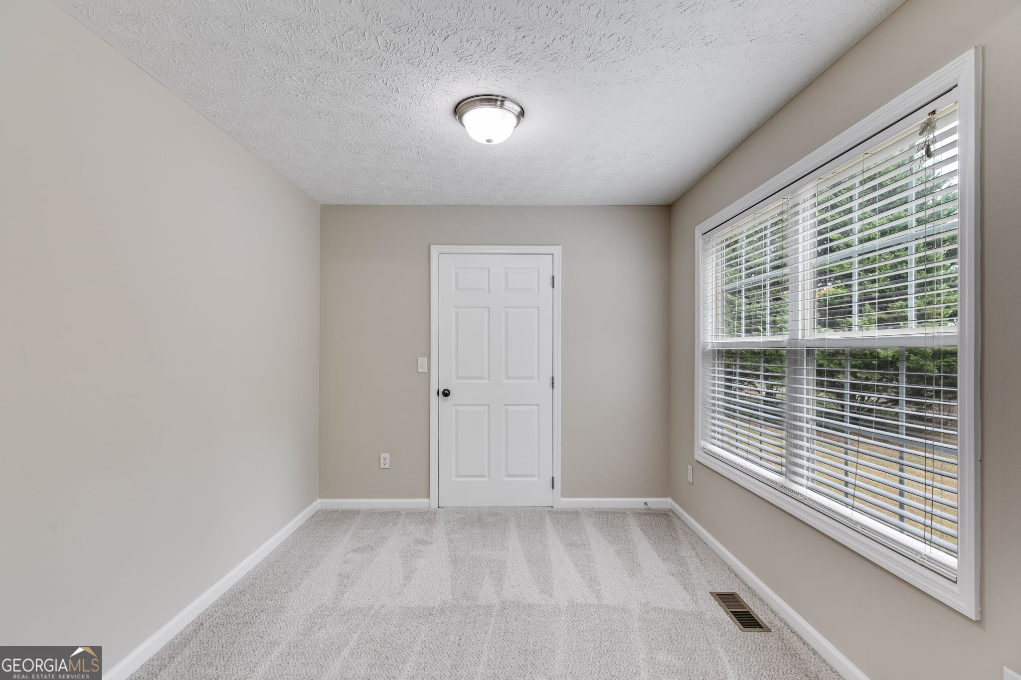 112 Valley Edge Drive Property Photo 14