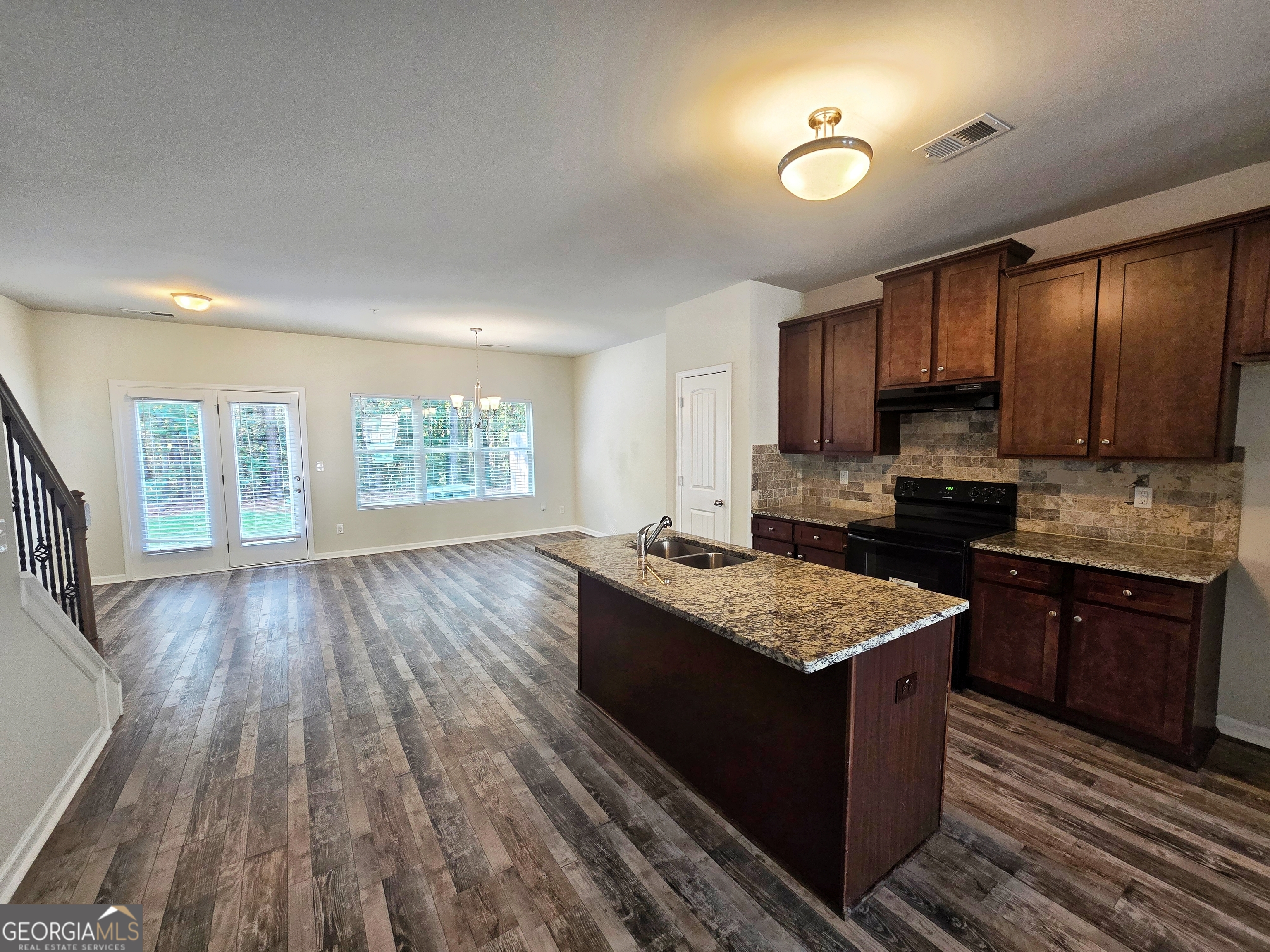 1535 Iris Walk Property Photo 4