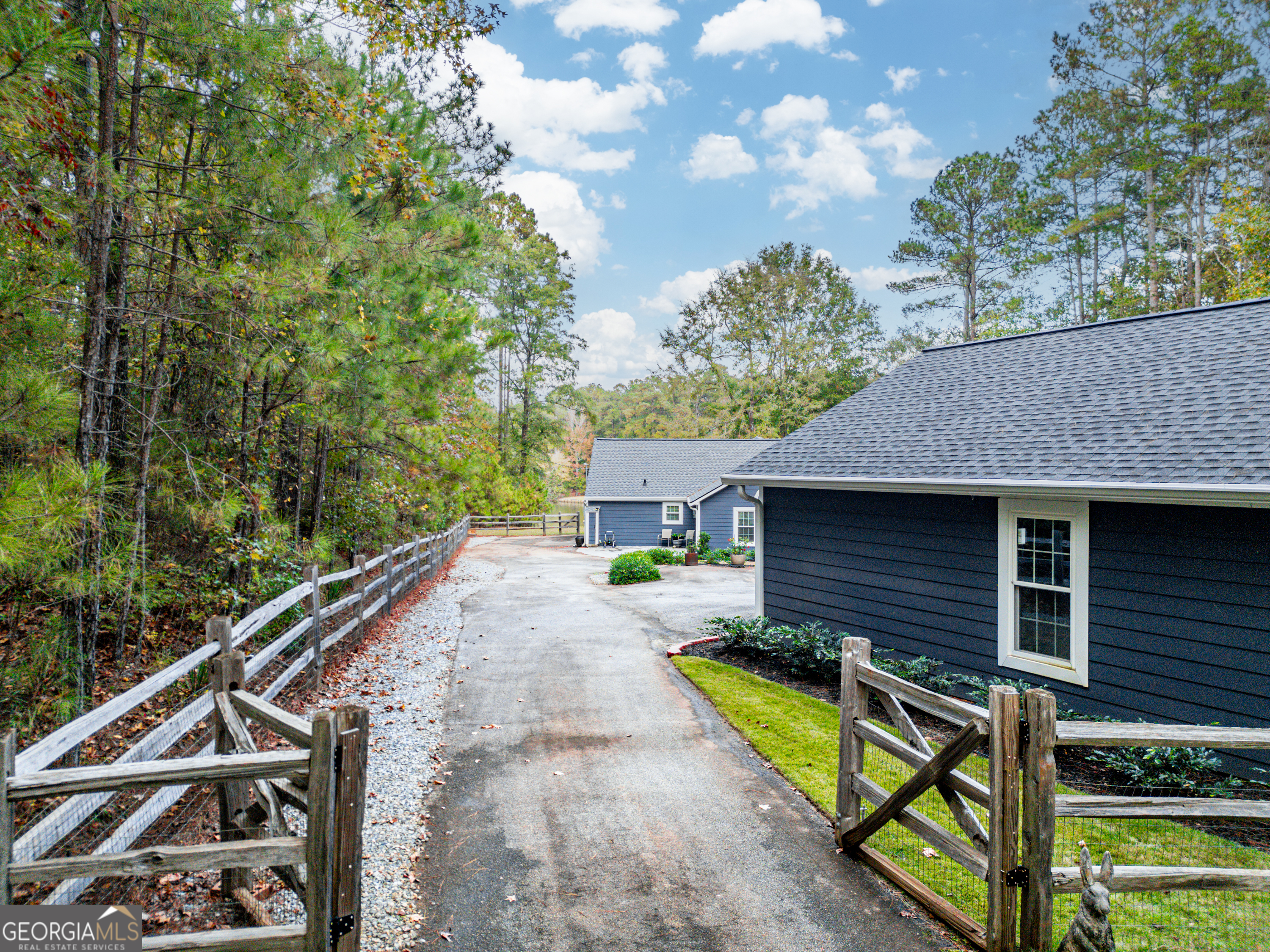 3260 Lake Crest Drive Property Photo 1