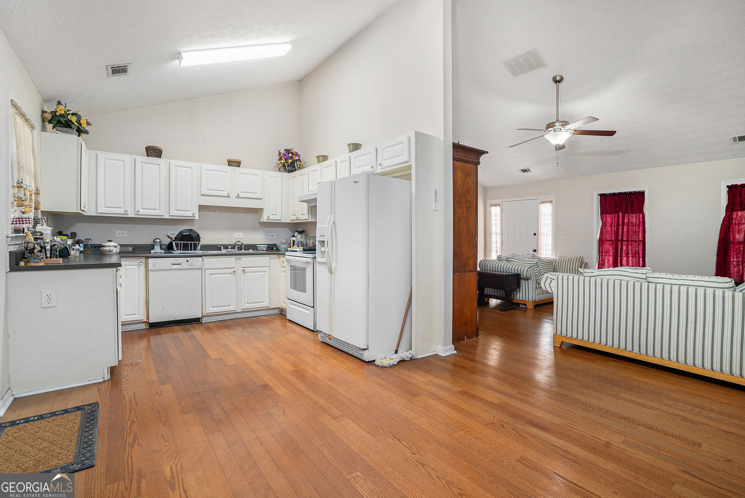 100 Gales Way E Property Photo 5