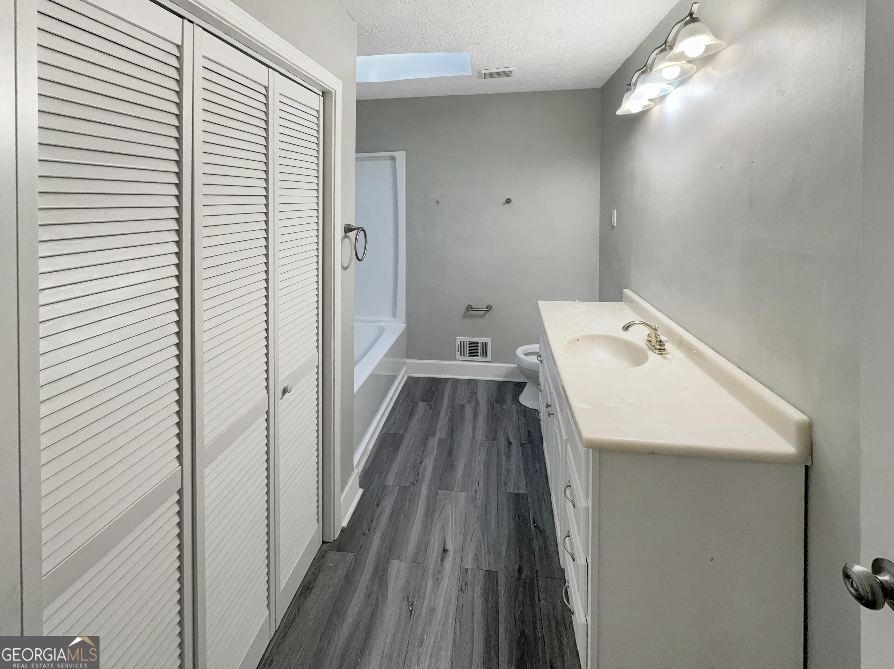 1672 Scufflegrit Road Property Photo 14