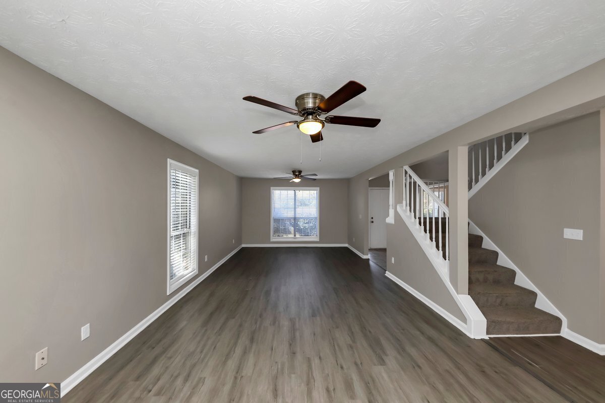 214 Kensington Trace Property Photo 4