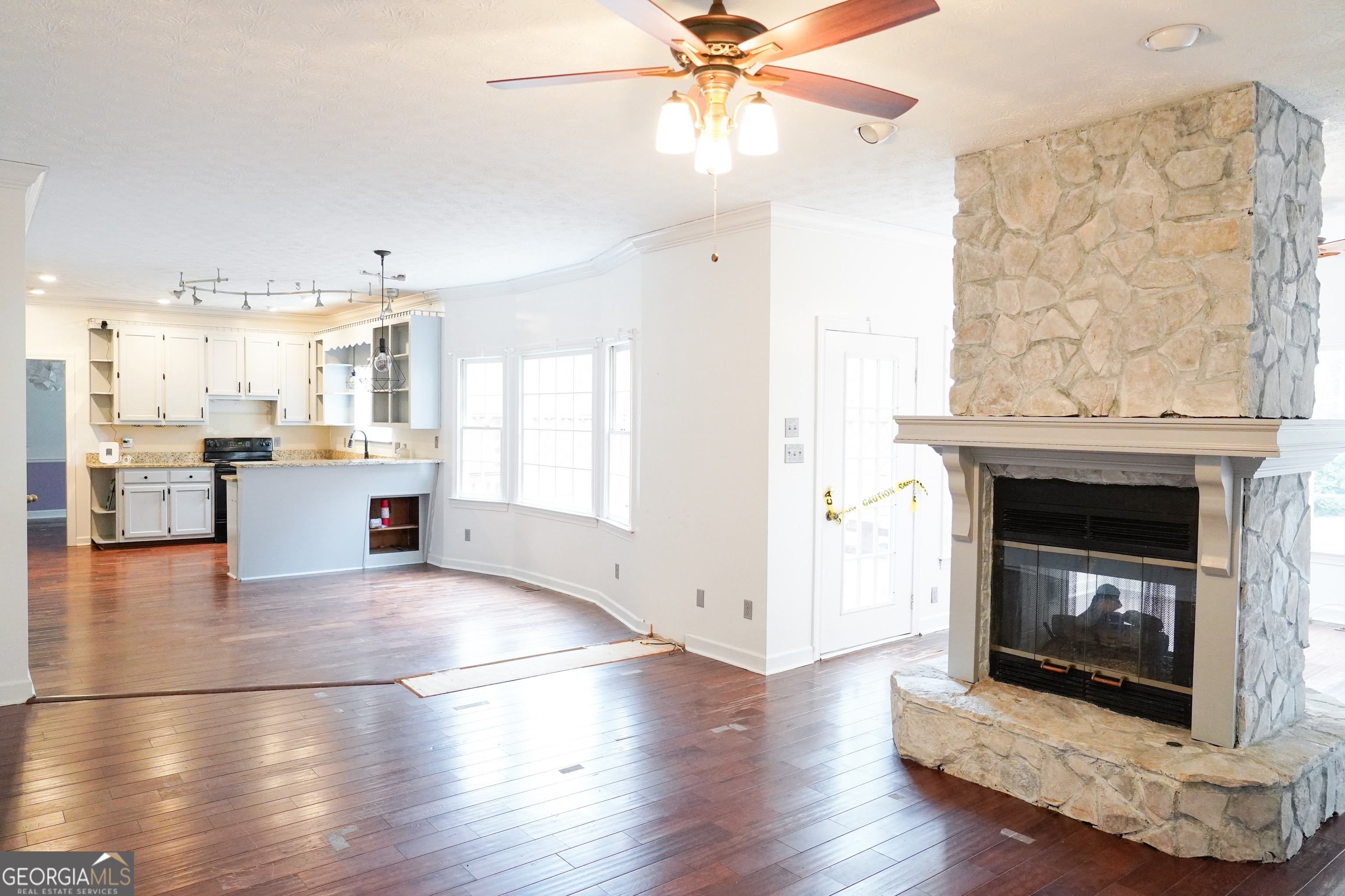 2068 Lakewood Circle Property Photo 2