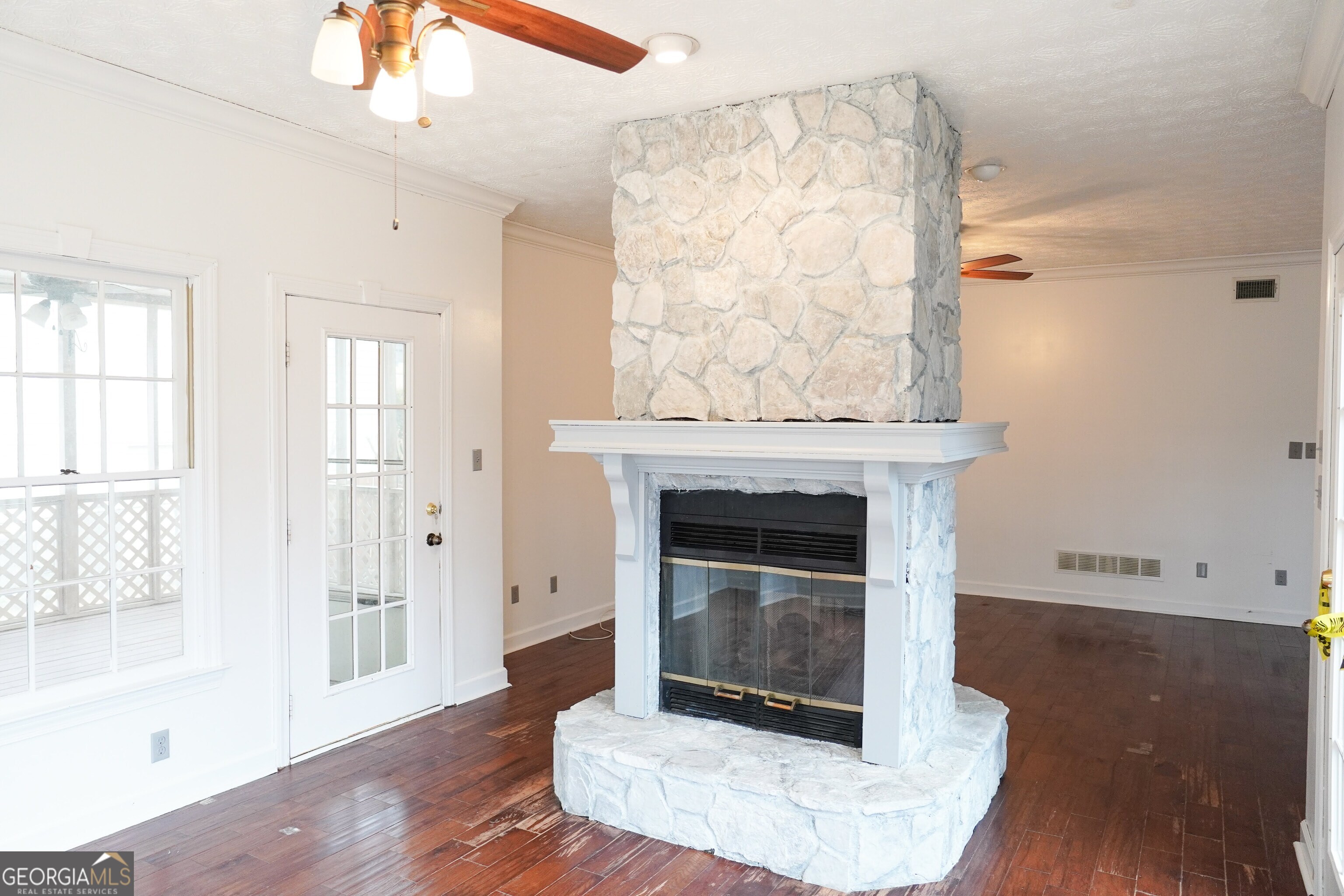 2068 Lakewood Circle Property Photo 4