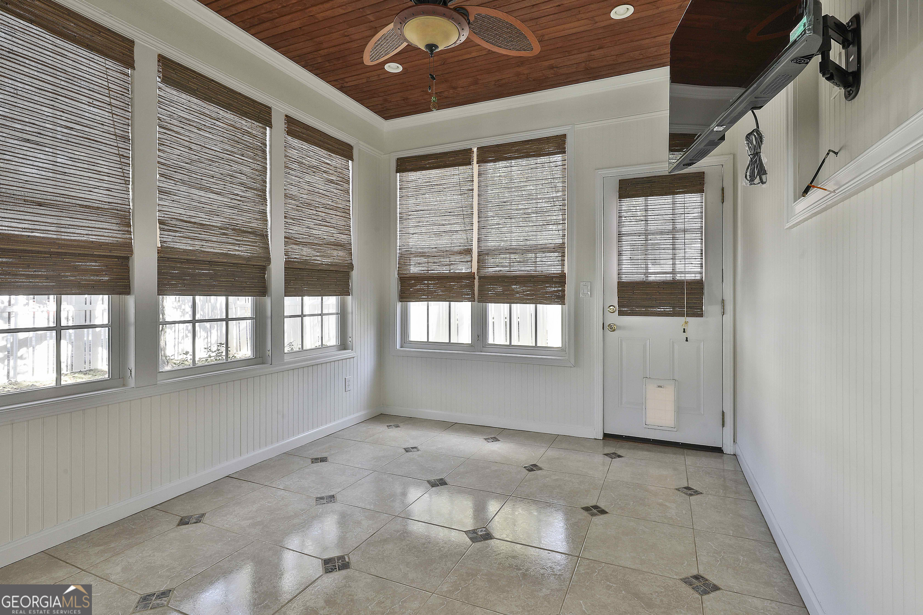 1033 Pinehurst Drive Property Photo 4