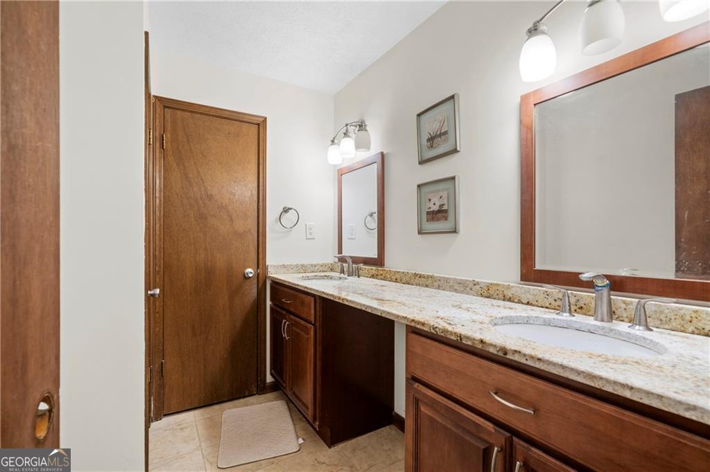 527 Eight Point Court Property Photo 5
