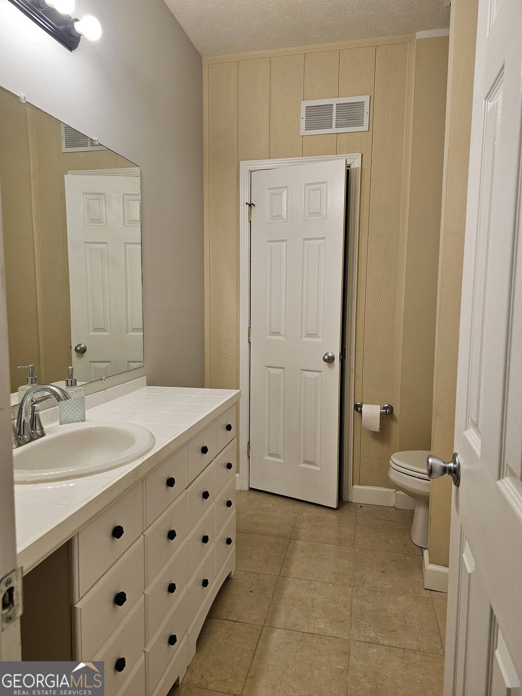 102 N Hill Street Property Photo 4