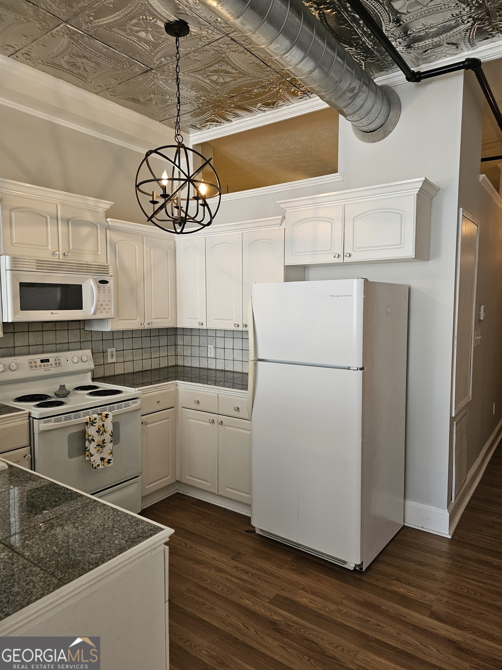 102 N Hill Street Property Photo 5