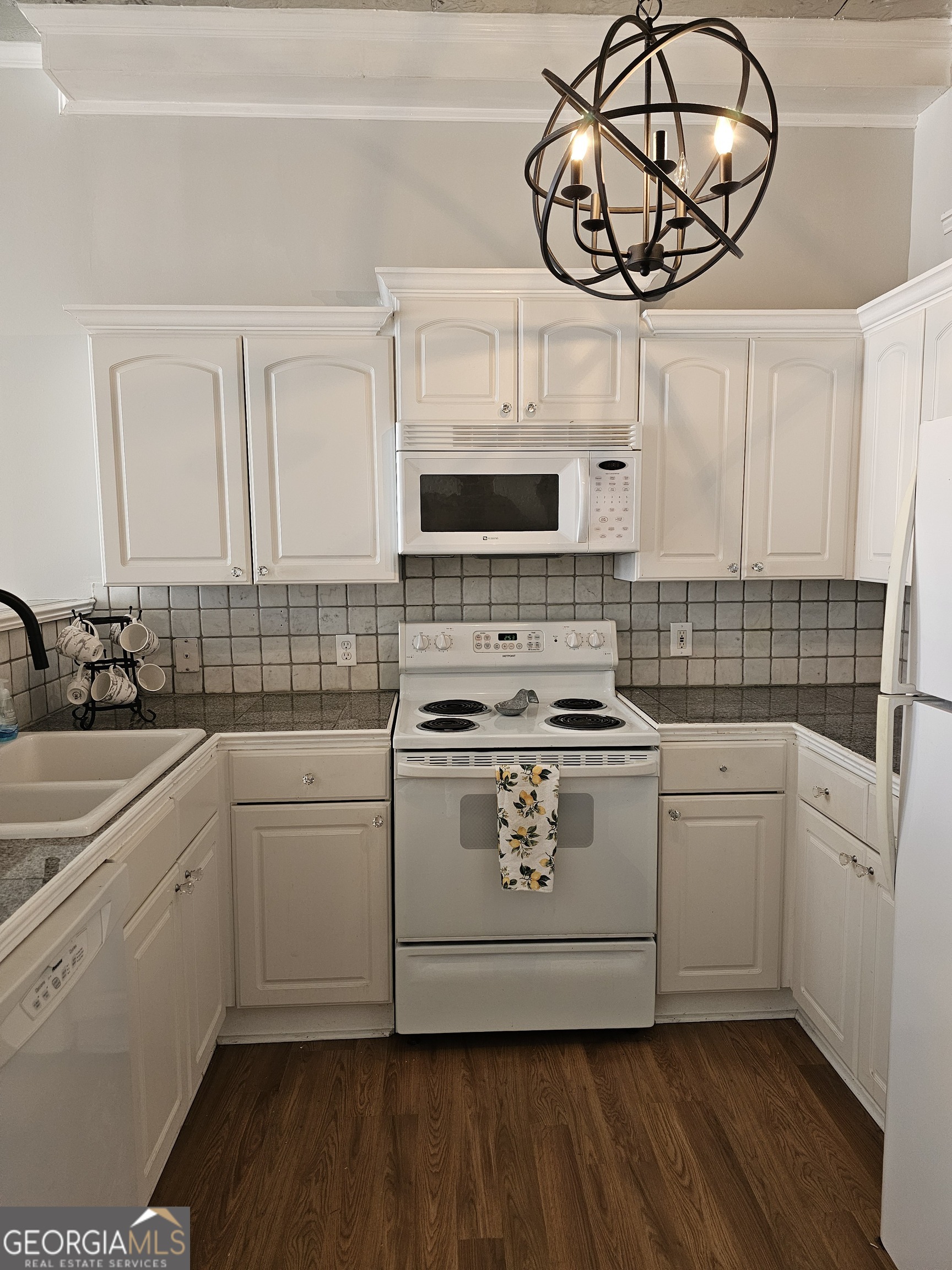 102 N Hill Street Property Photo 6