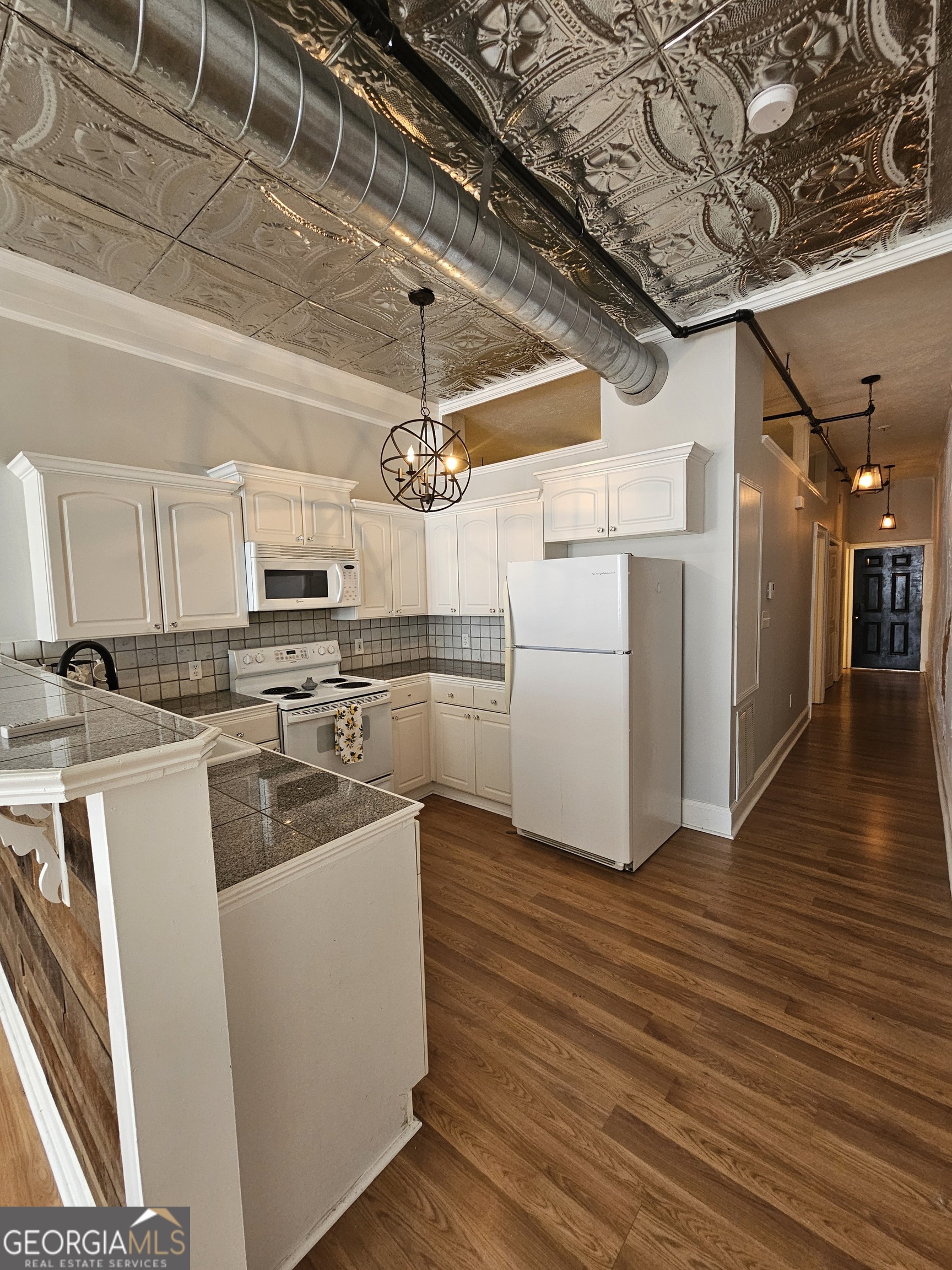 102 N Hill Street Property Photo 7