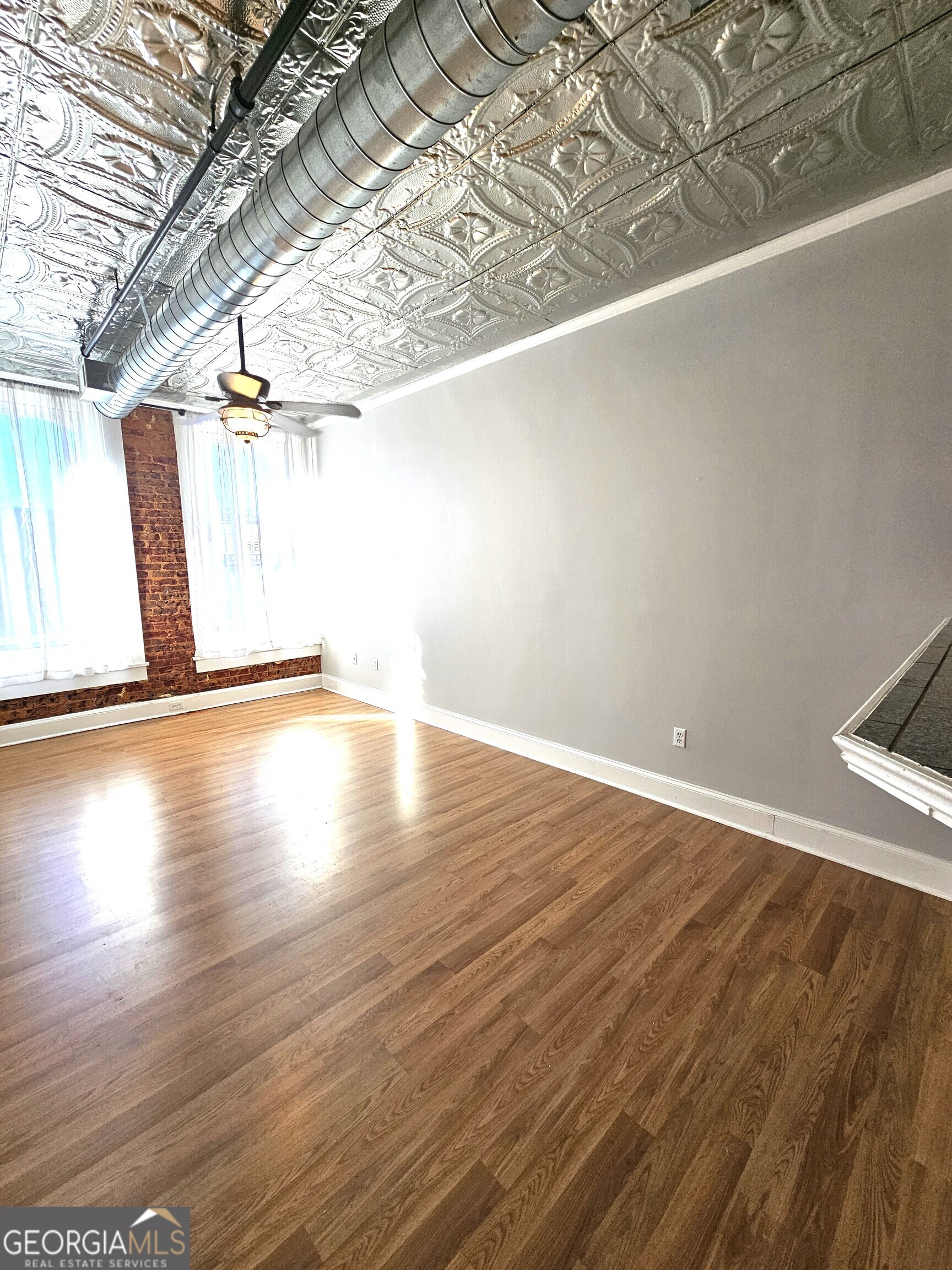 102 N Hill Street Property Photo 8