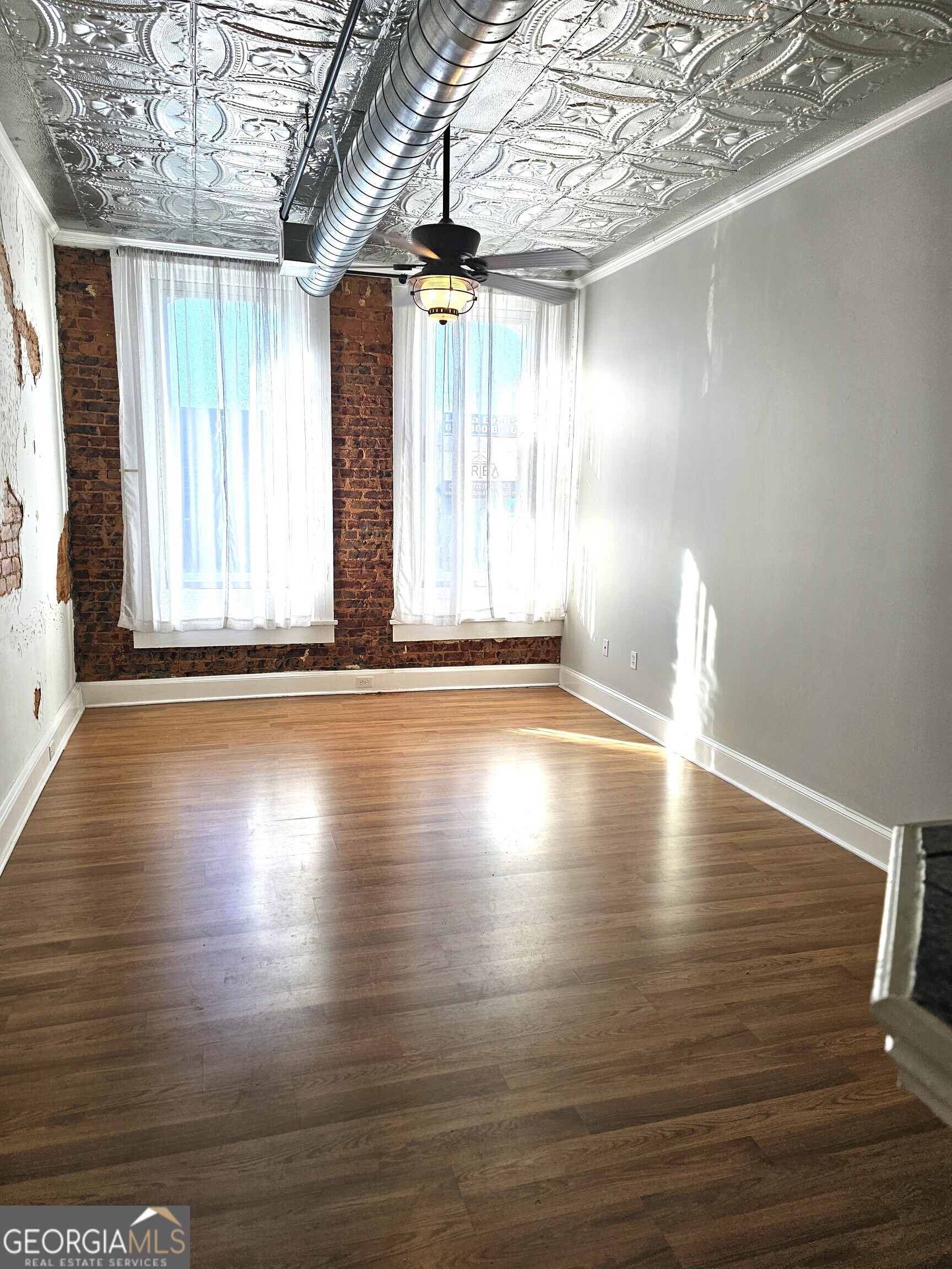 102 N Hill Street Property Photo 9