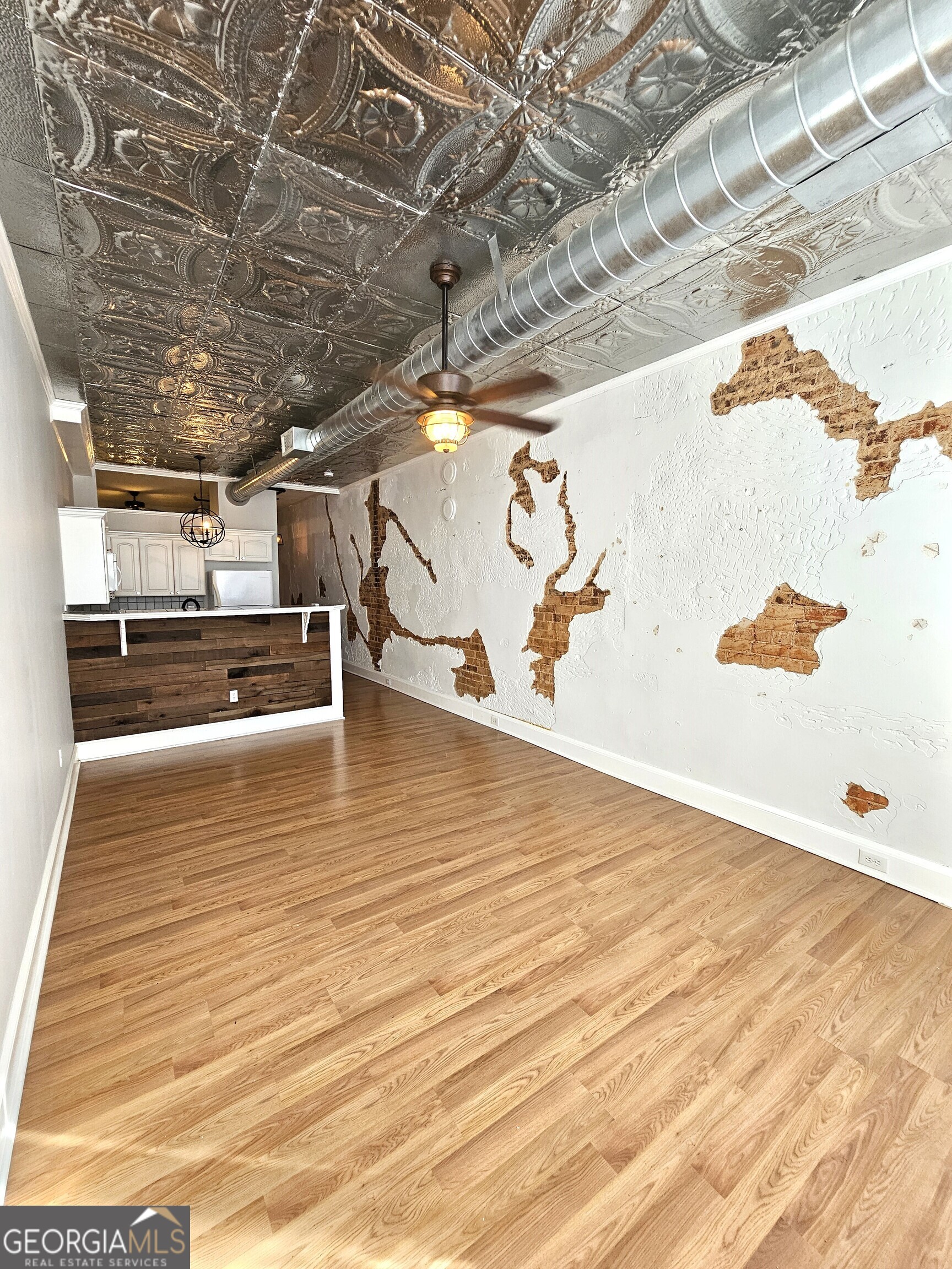 102 N Hill Street Property Photo 10
