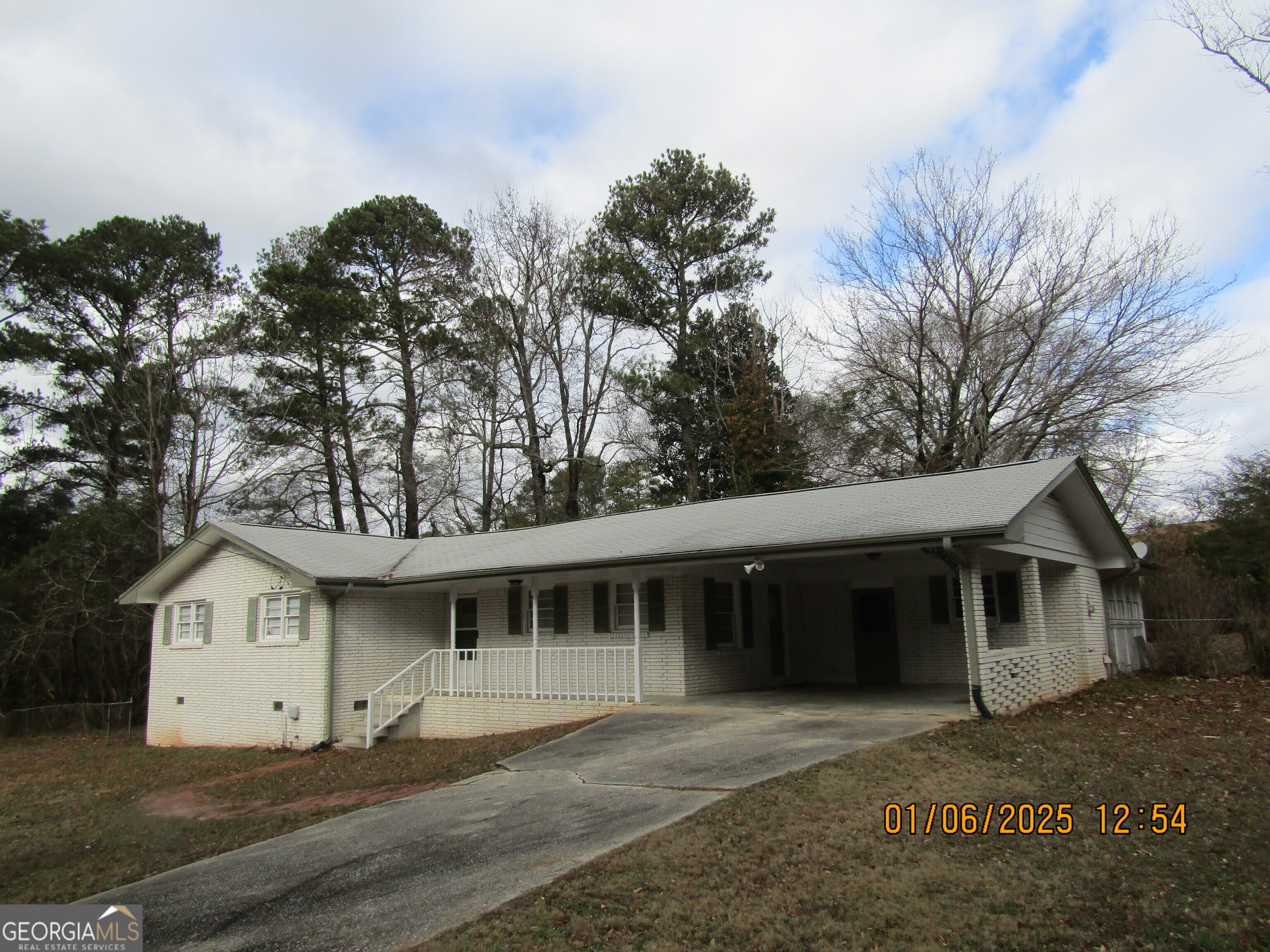 423 Center Circle Sw Property Photo 1
