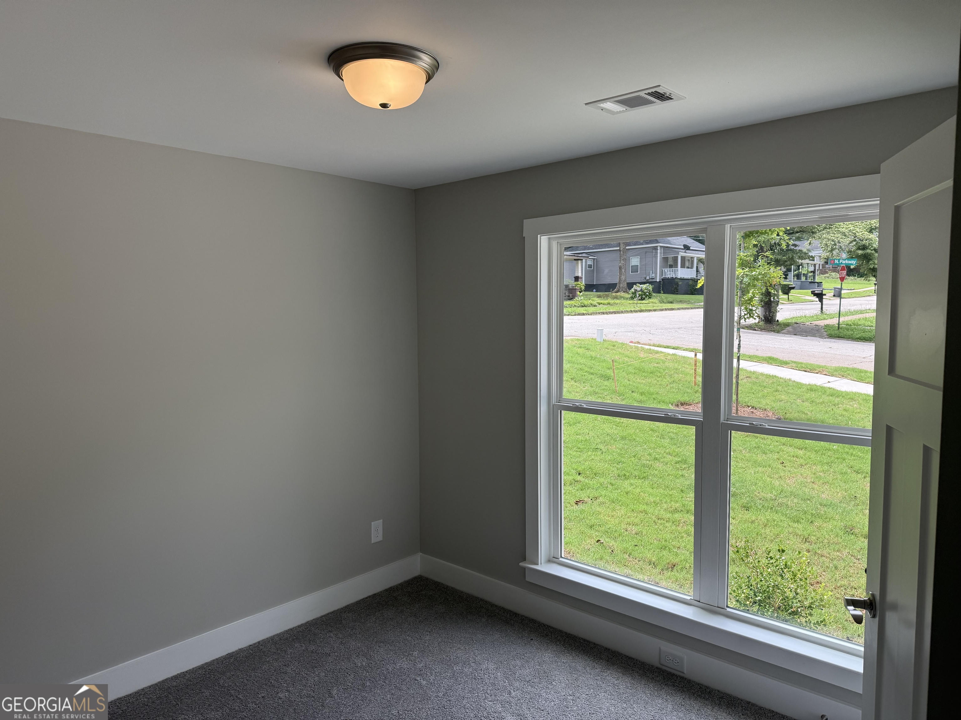 900 N Parkway Property Photo 3