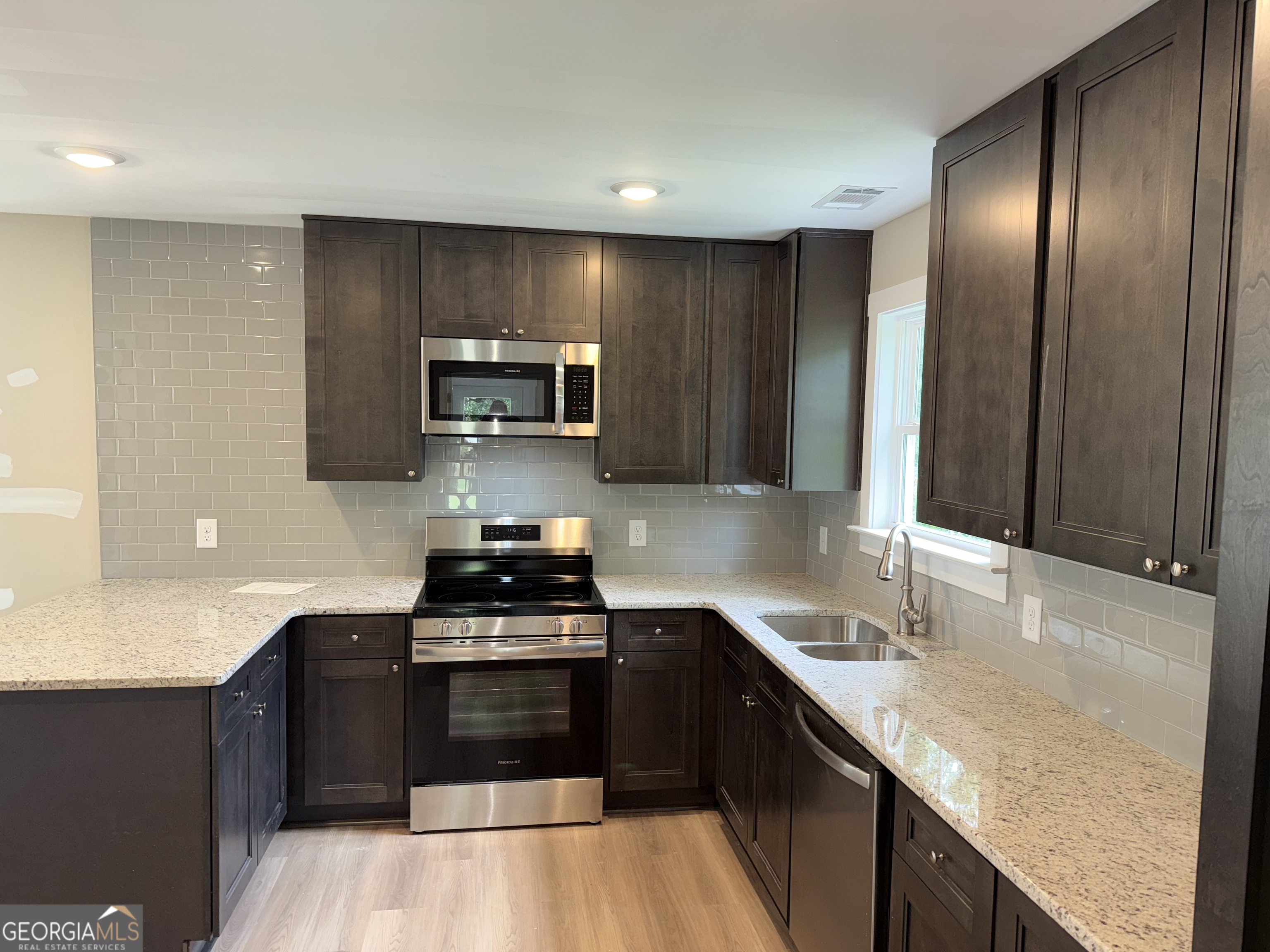 900 B N Parkway Property Photo 6
