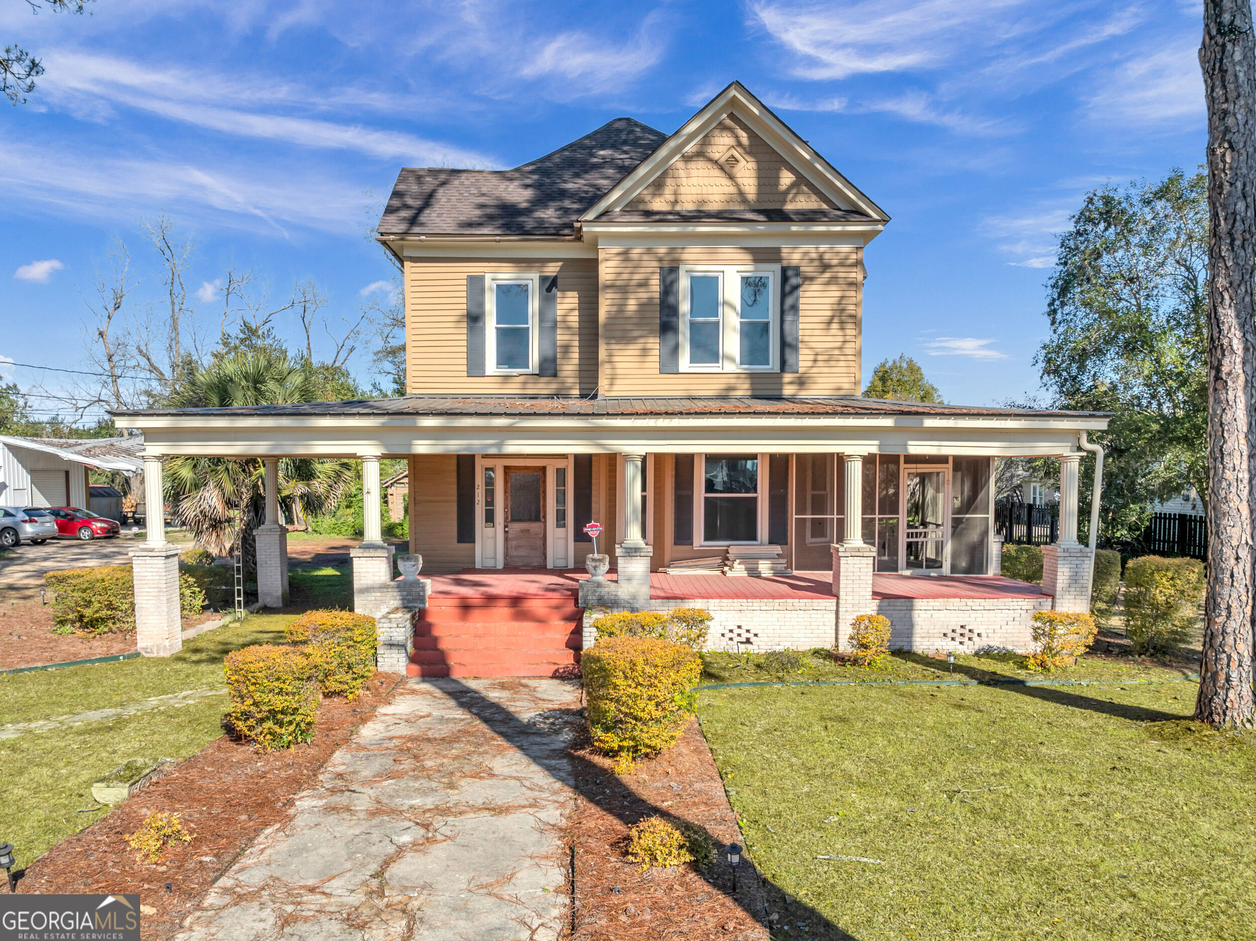 212 Hand Avenue W Property Photo