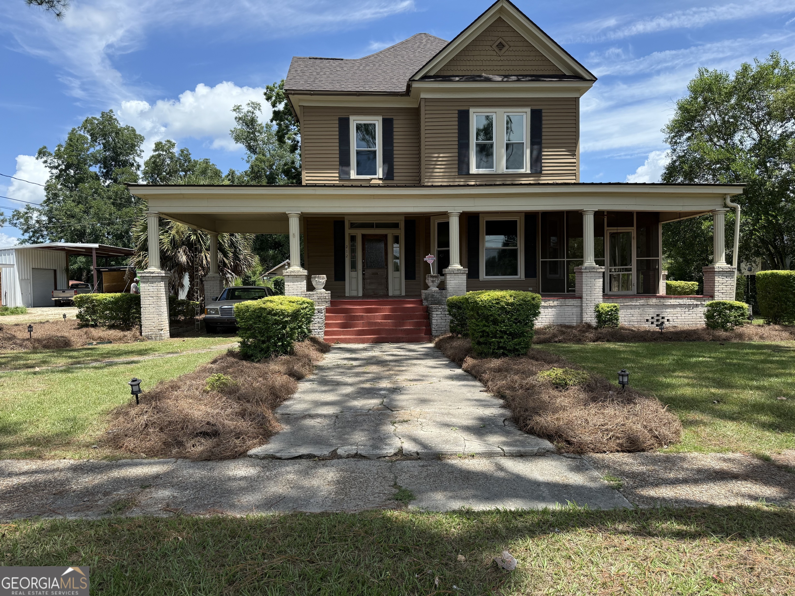 212 Hand Avenue W Property Photo 1