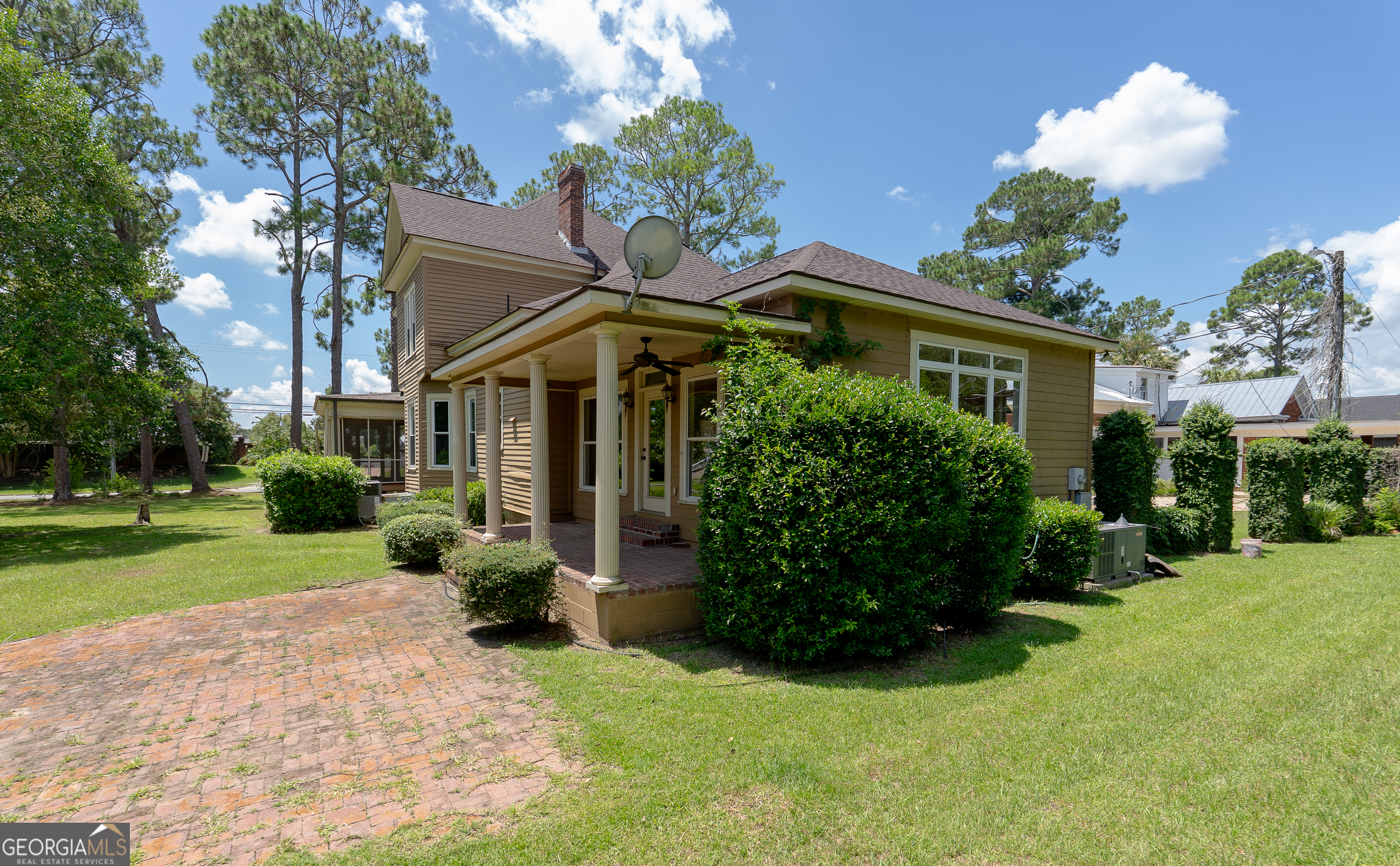 212 Hand Avenue W Property Photo 3